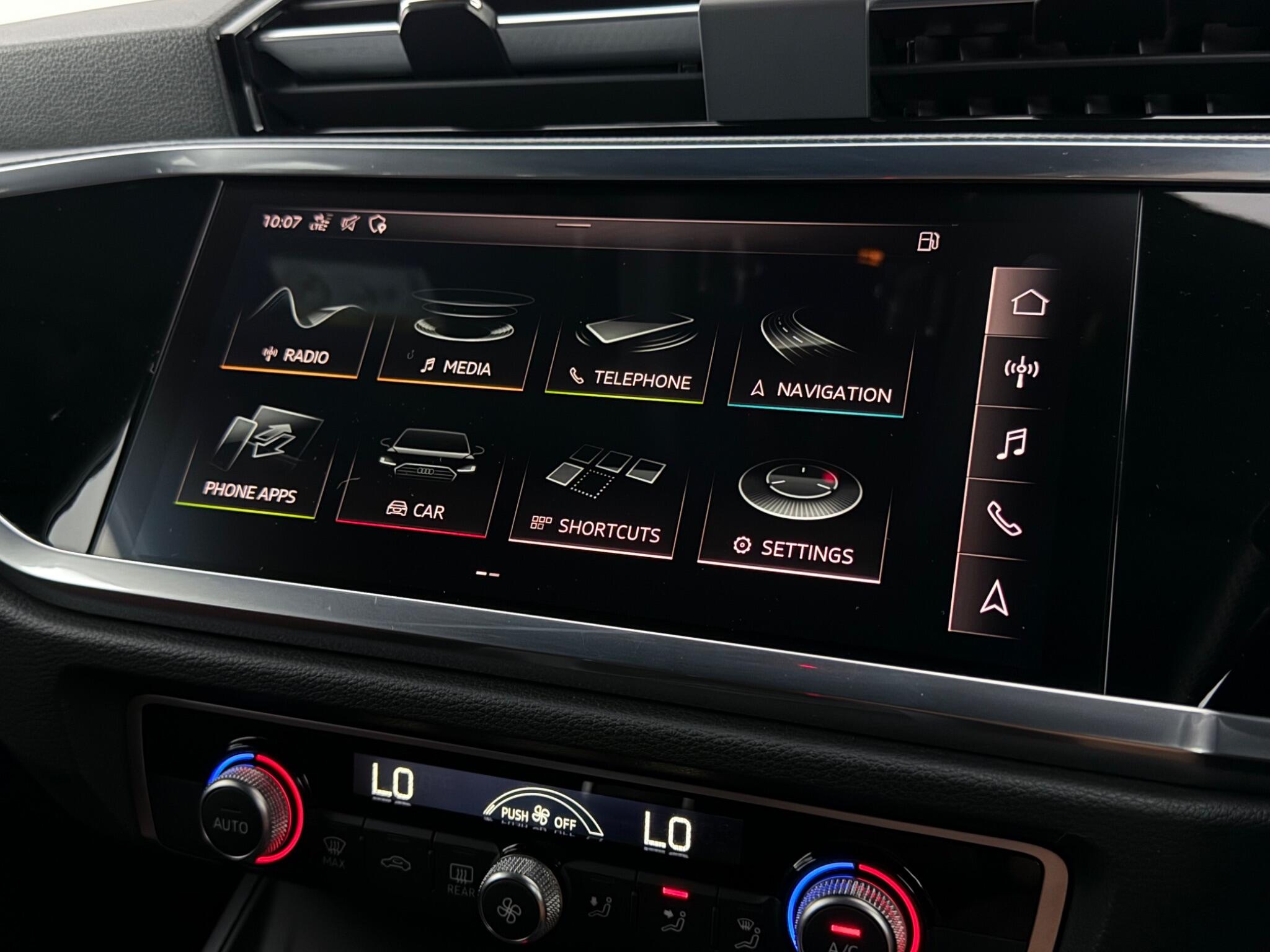 Audi Q3 view 29