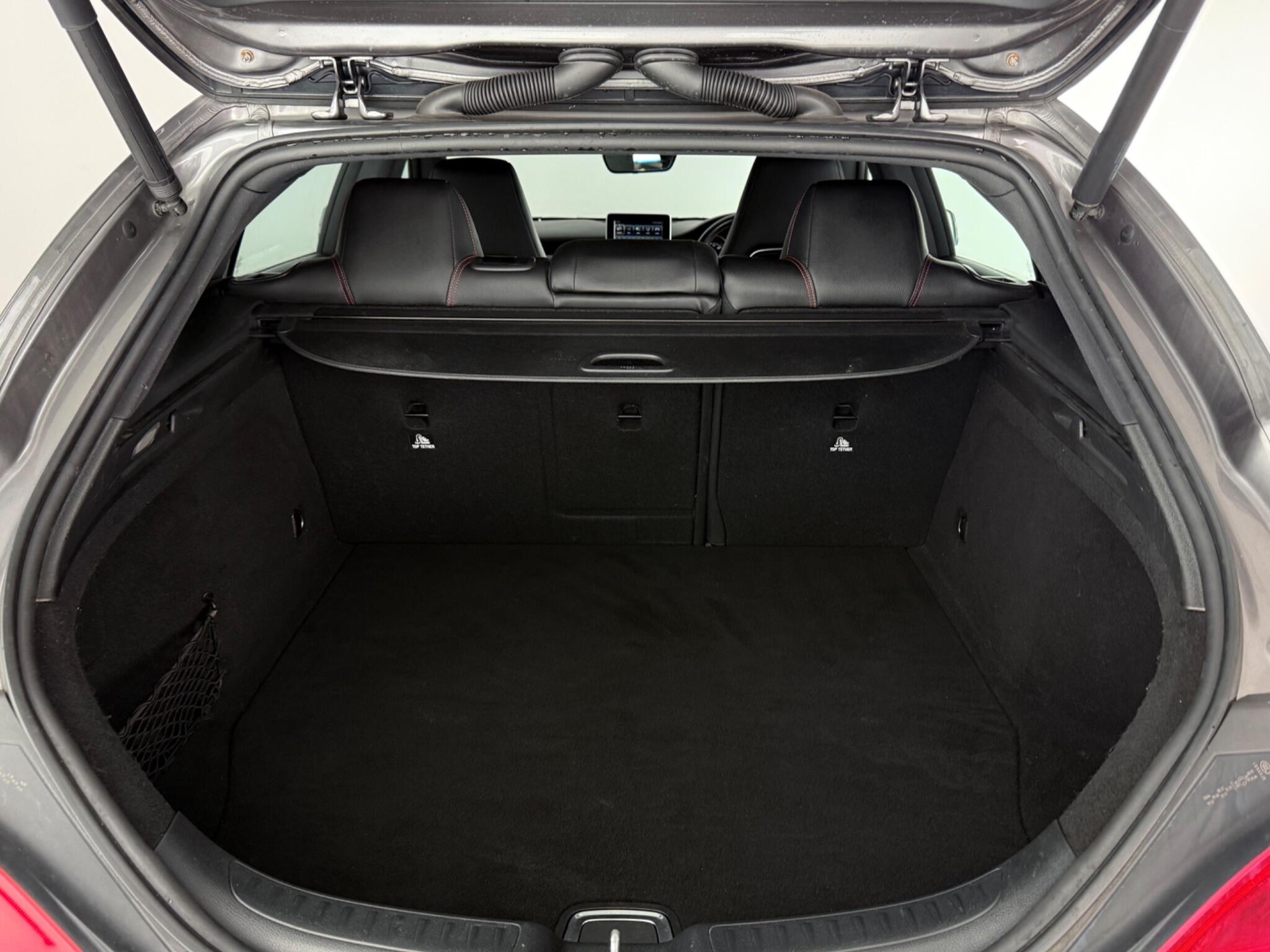 Mercedes-Benz Cla view 9
