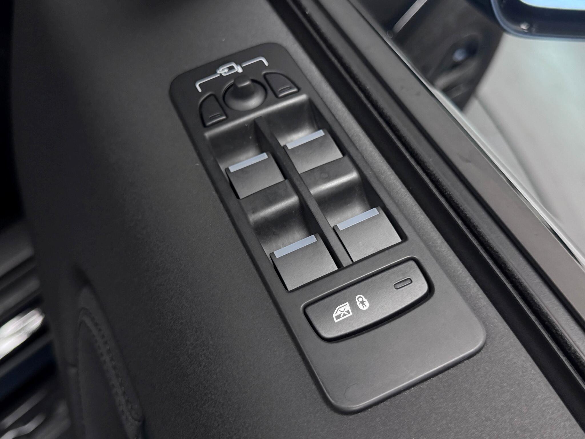 Land Rover Discovery Sport view 18