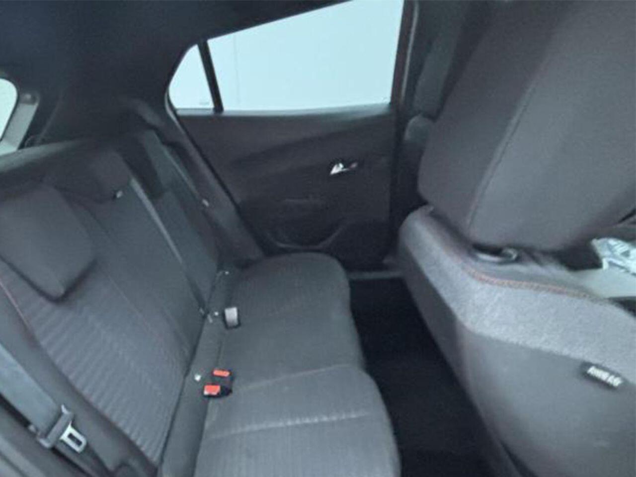 Peugeot E-2008 view 4