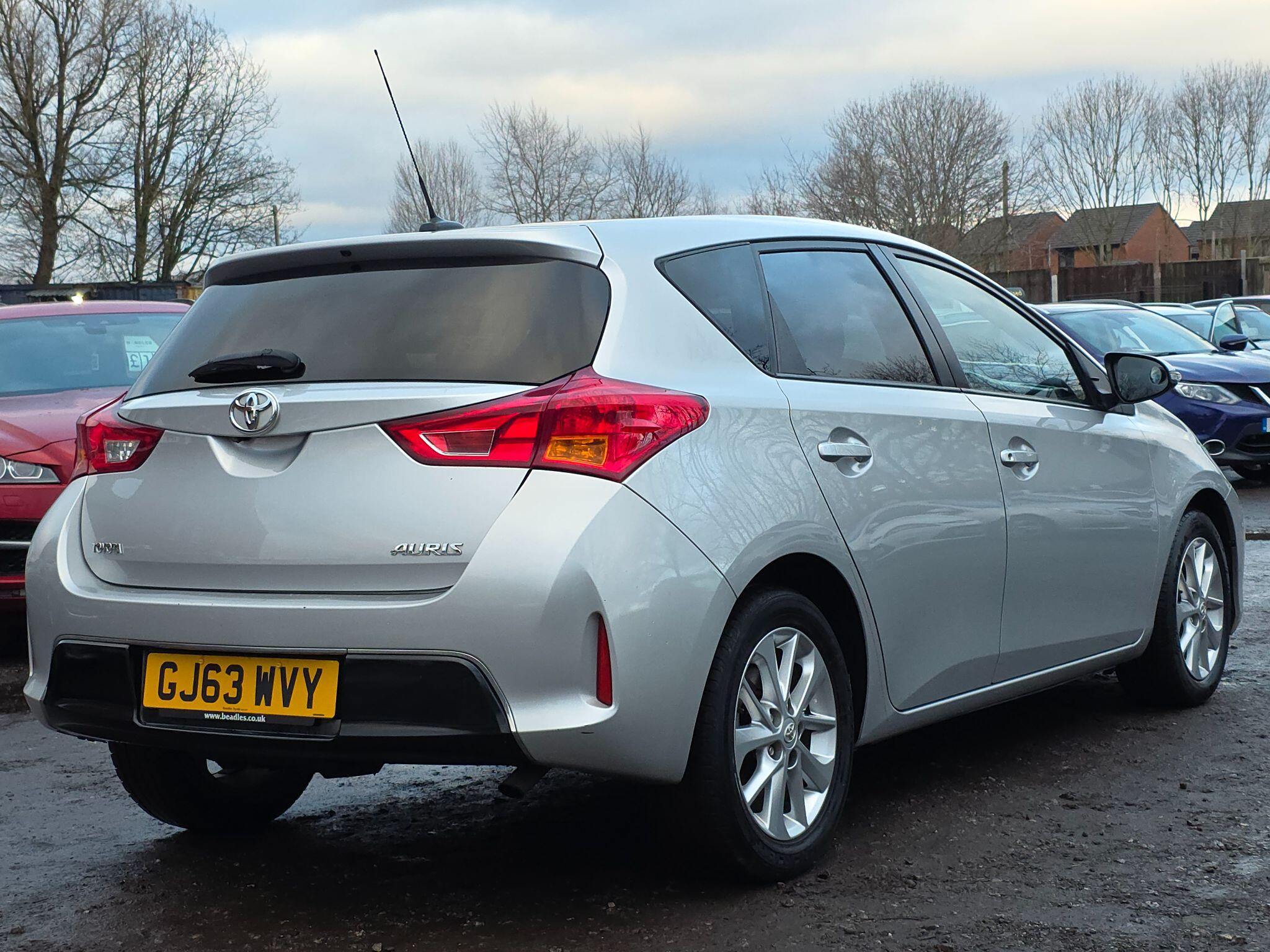 2013 Toyota Auris image 15