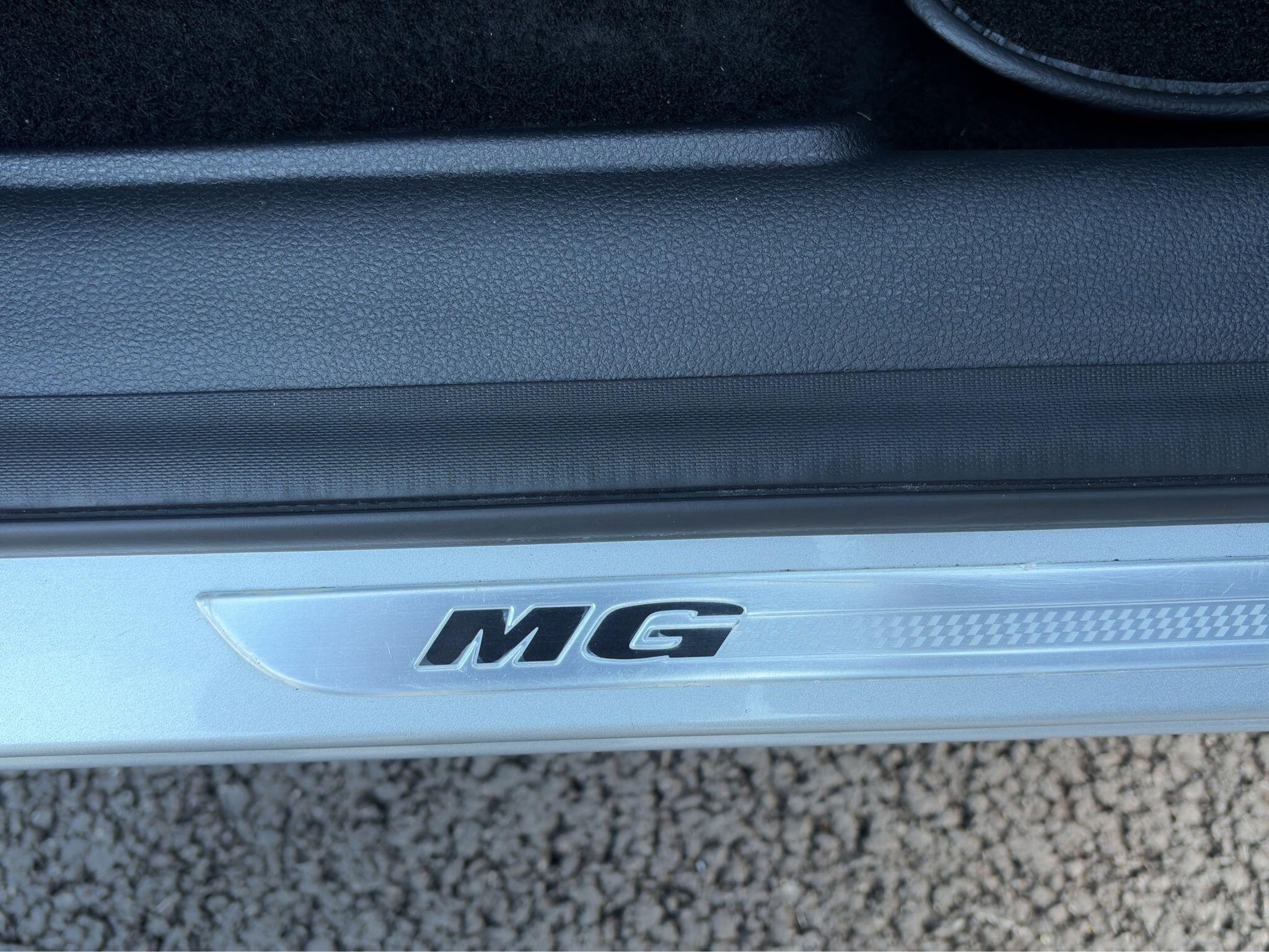 MG HS