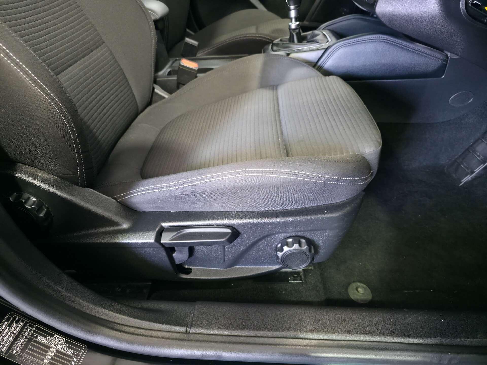 Ford Focus view 12