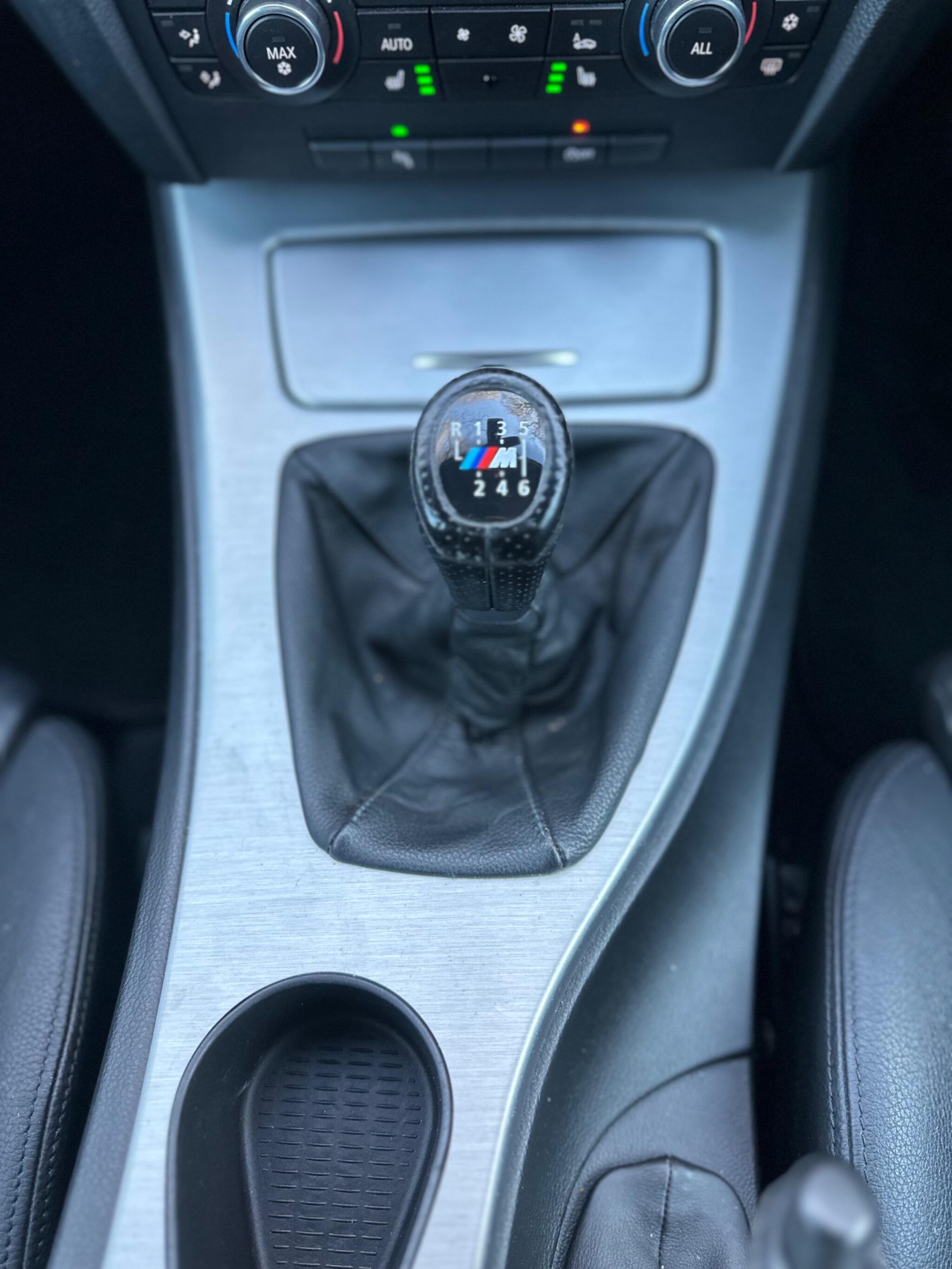 2010 BMW 3 Series image 38