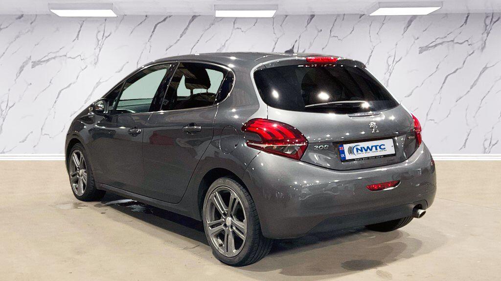 Peugeot 208 view 6
