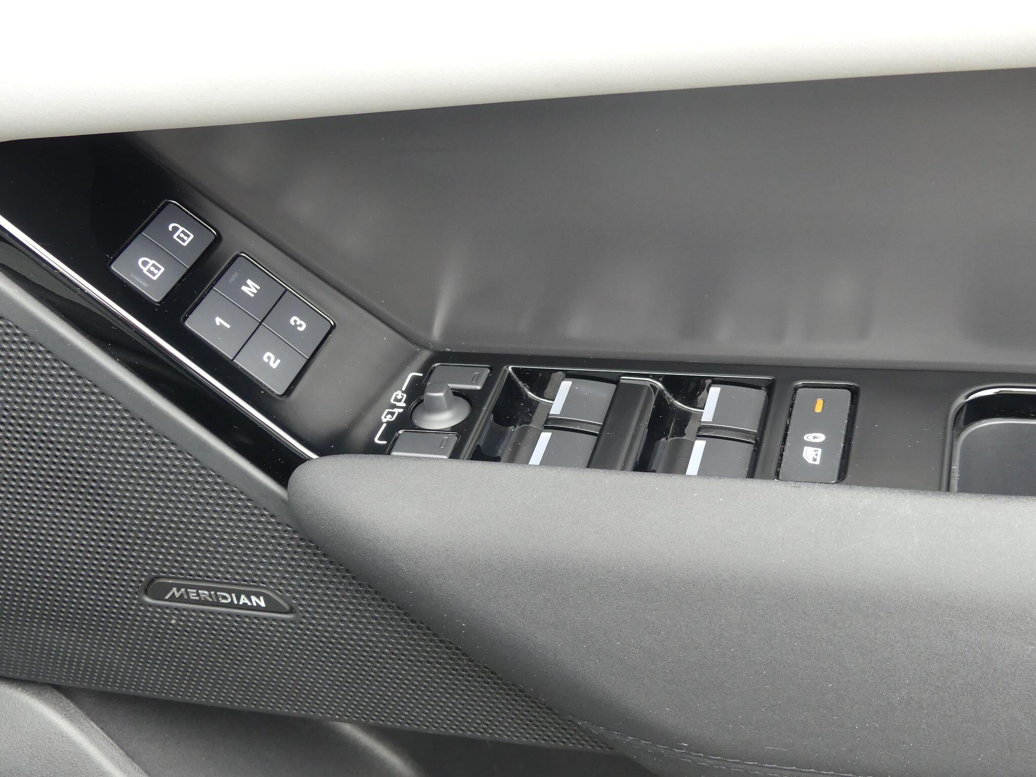 Land Rover Range Rover Velar view 13