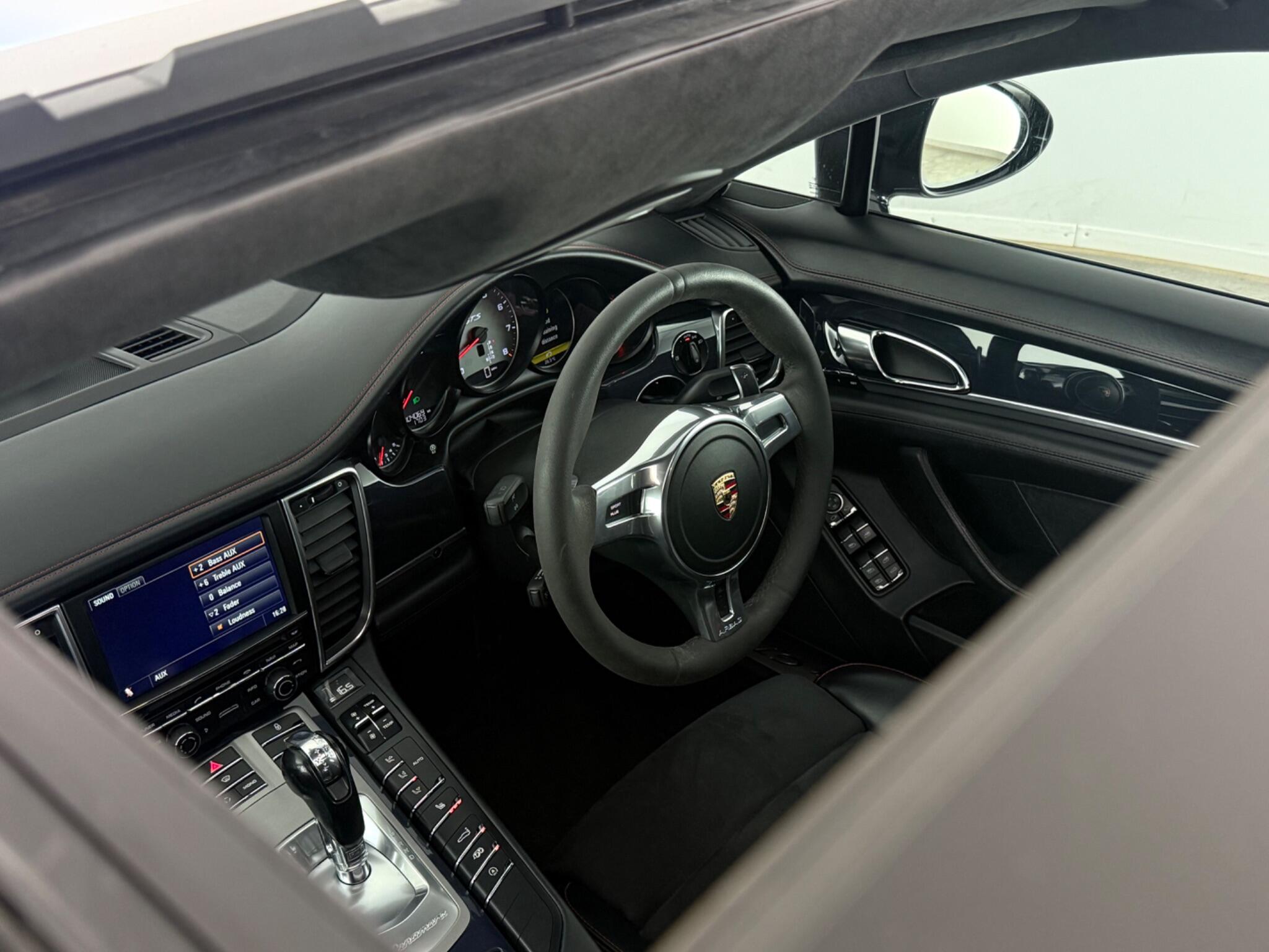 Porsche Panamera view 28