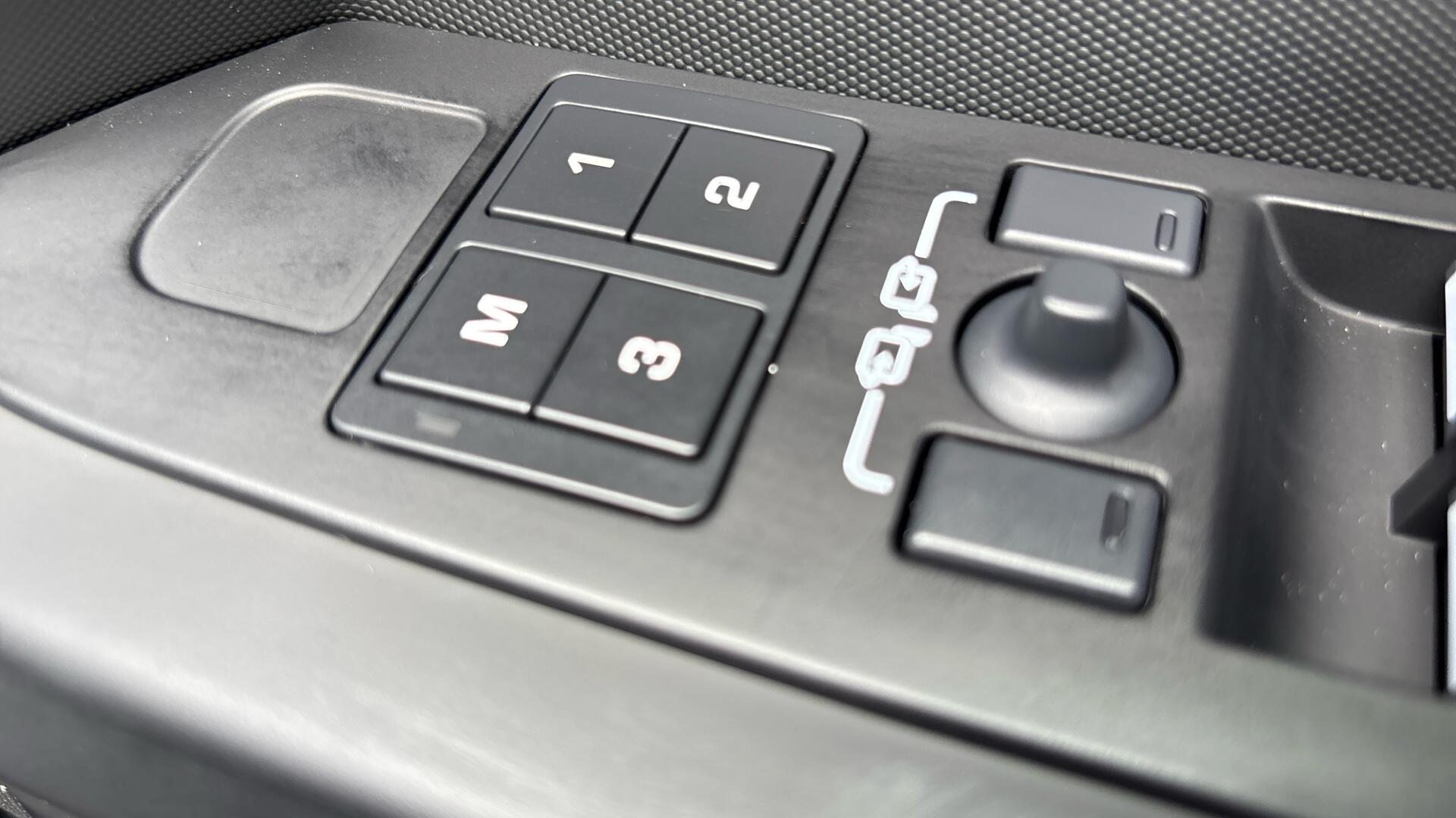 Land Rover Defender view 33