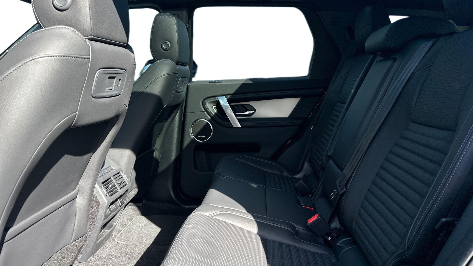 Land Rover Discovery Sport view 4