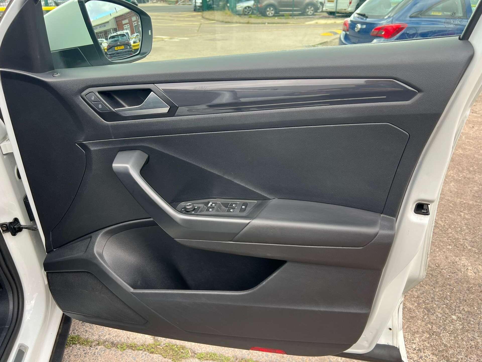 Volkswagen T-Roc view 13
