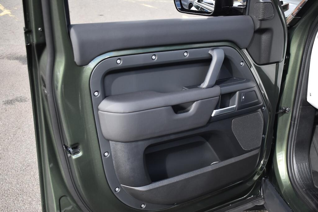 Land Rover Defender 110 view 46