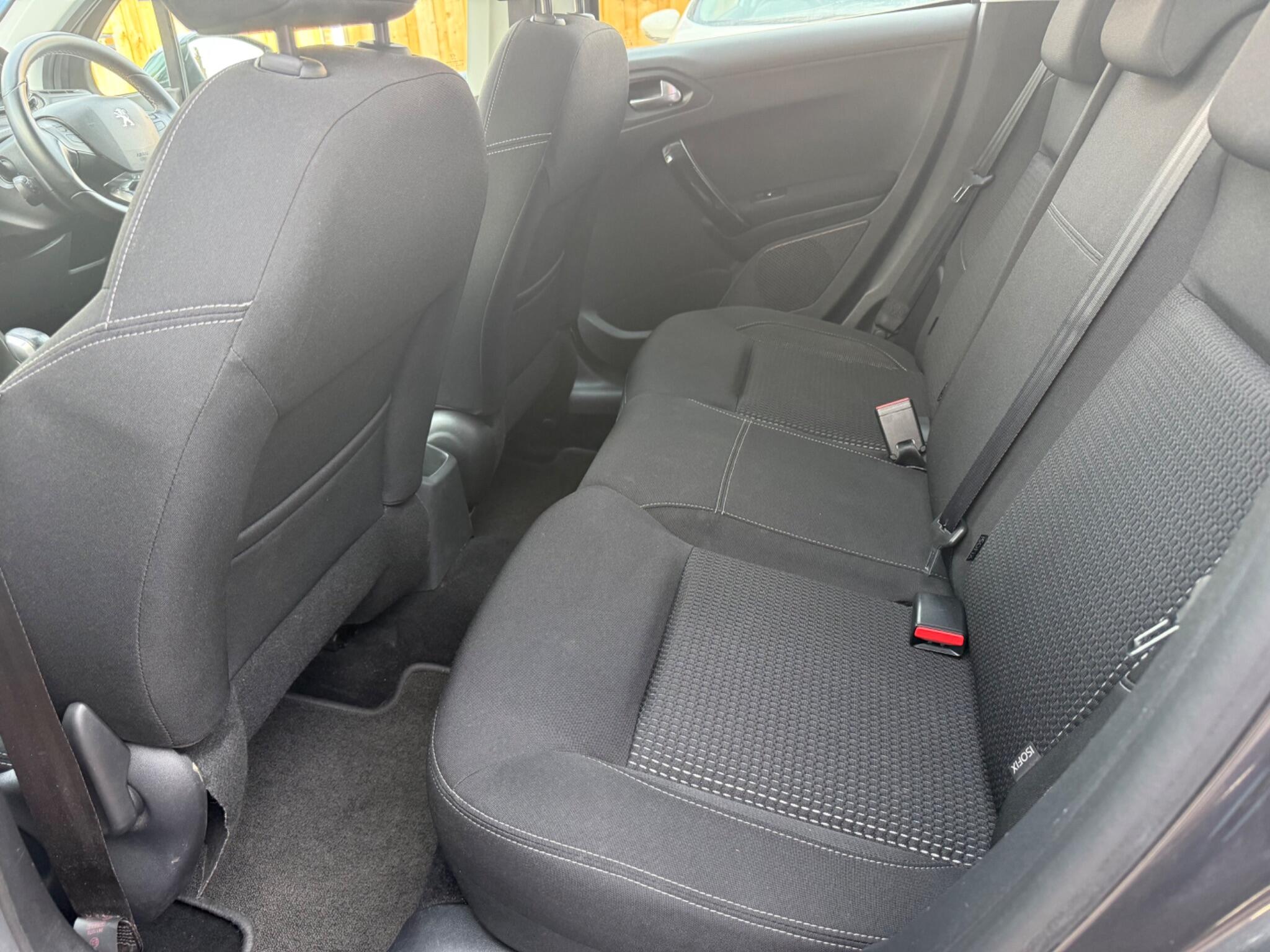 Peugeot 208 view 11