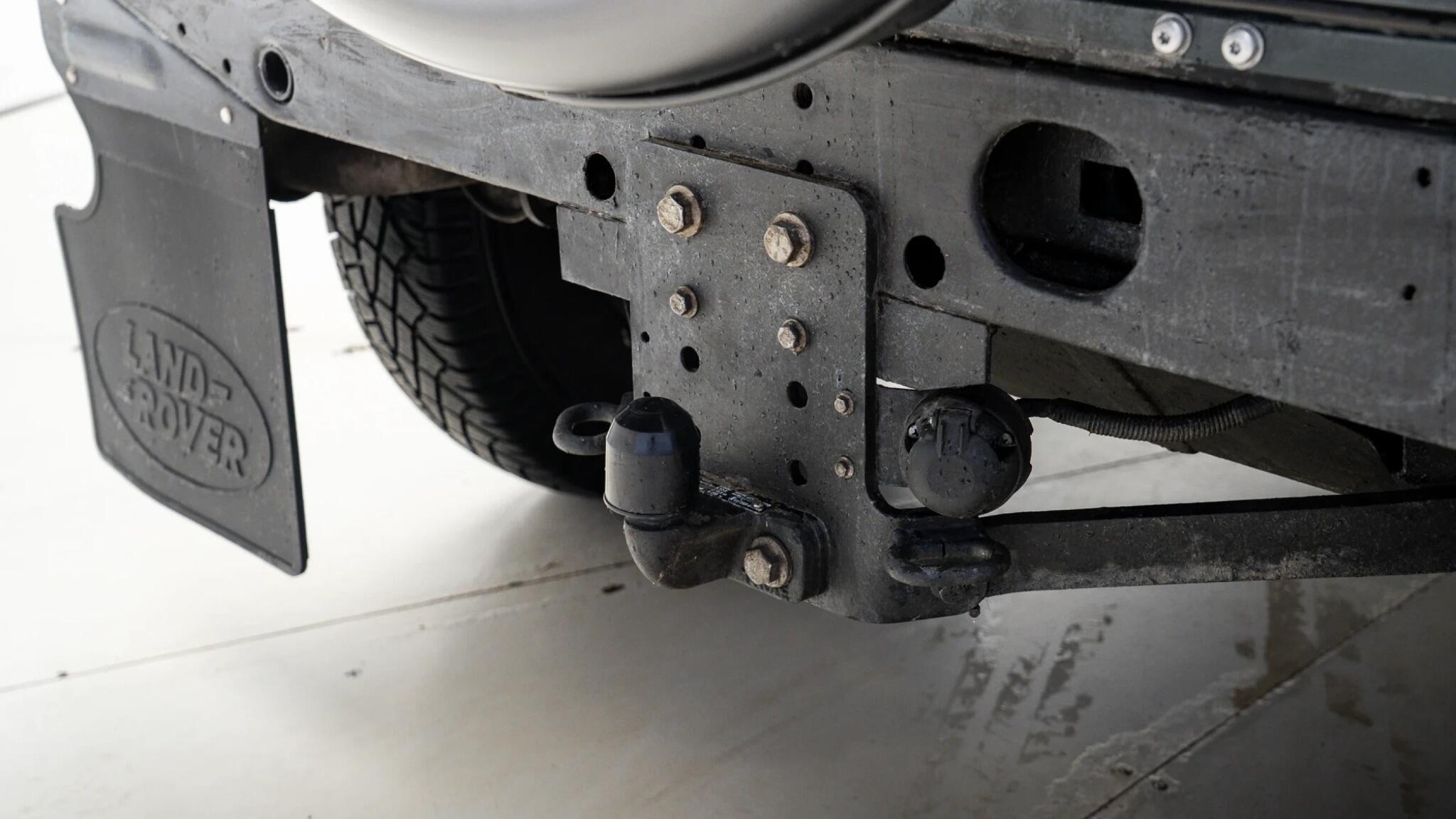 Land Rover Defender 90 view 31