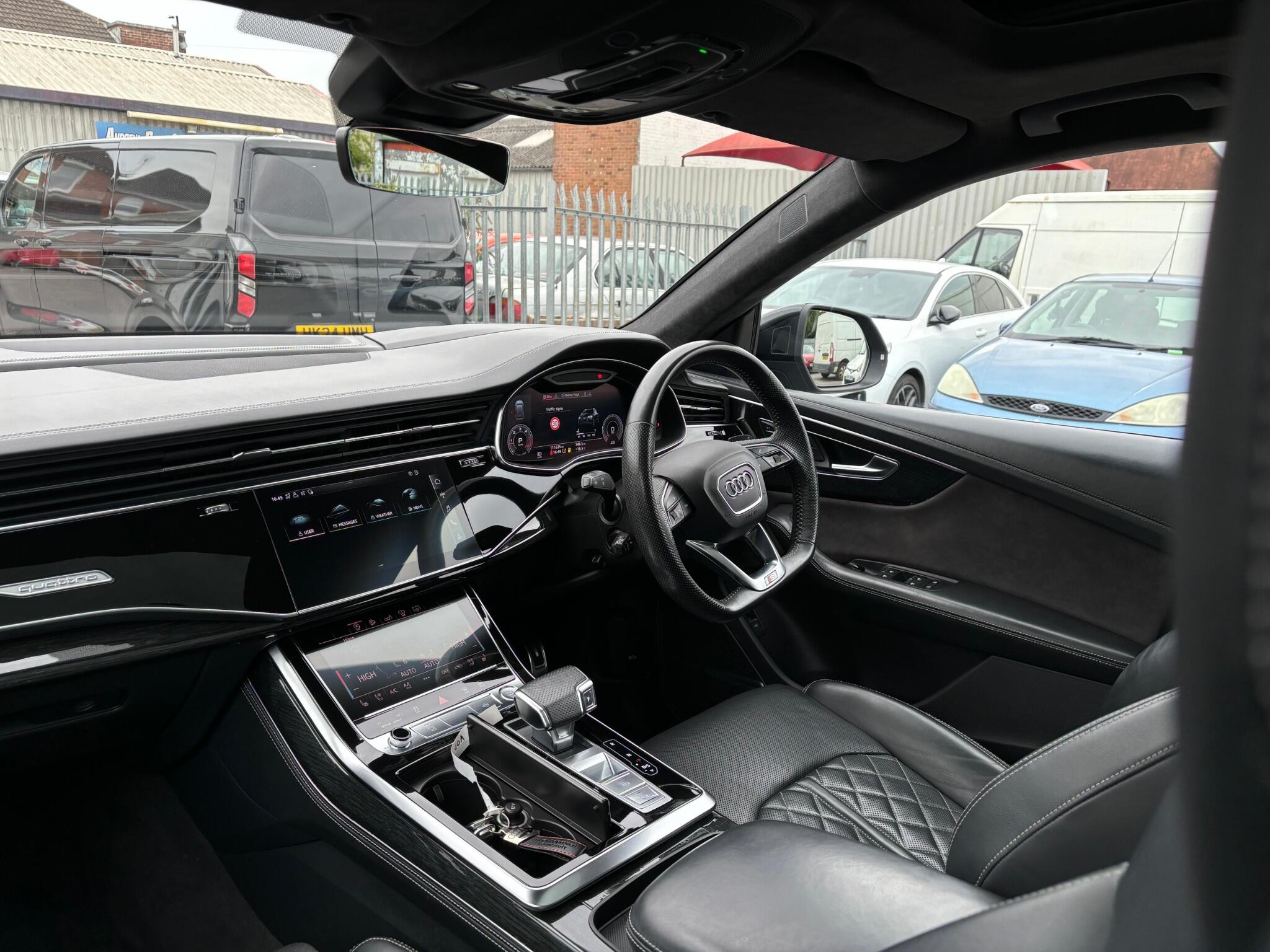 Audi Q8 view 7