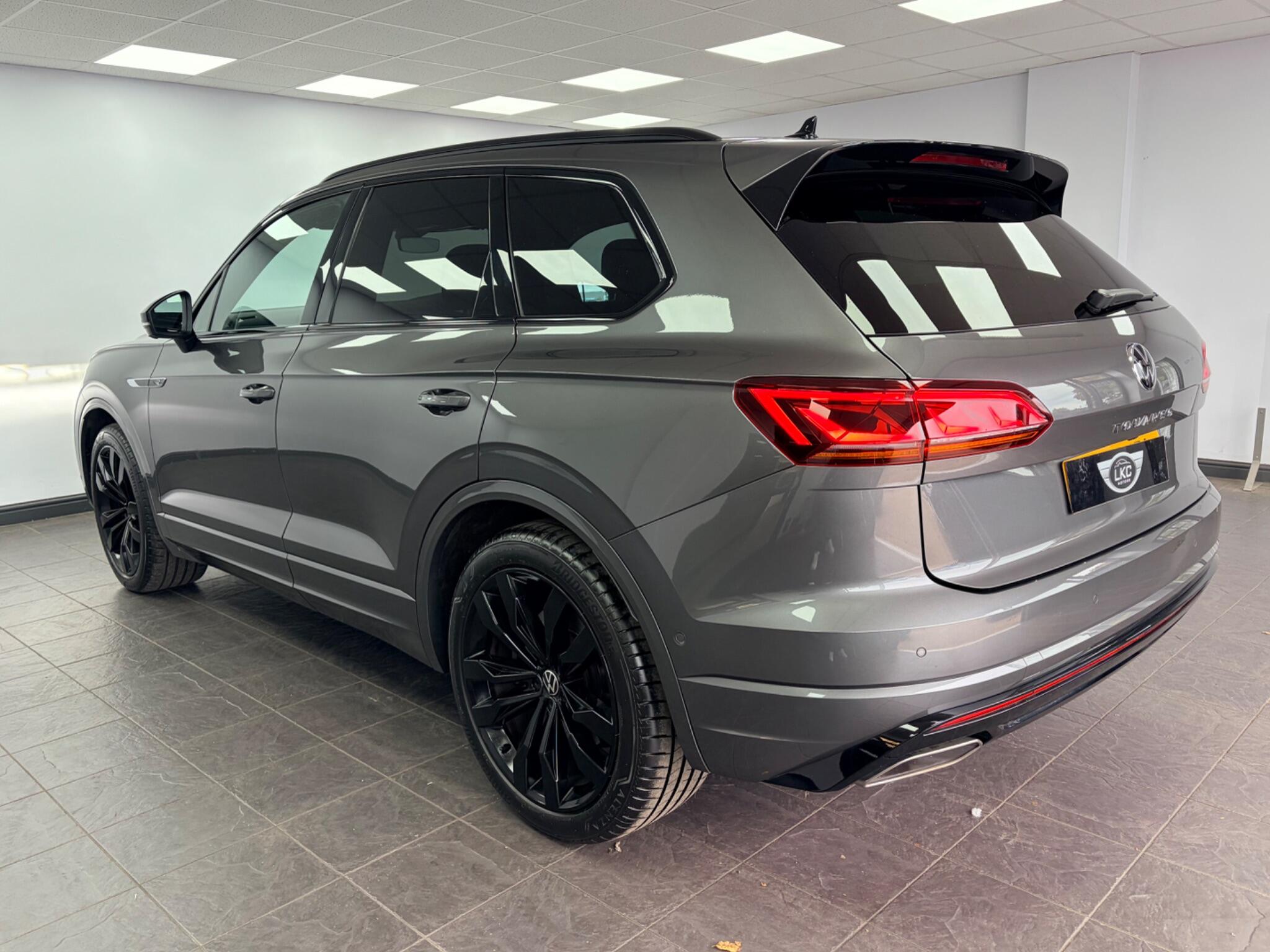 Volkswagen Touareg view 3