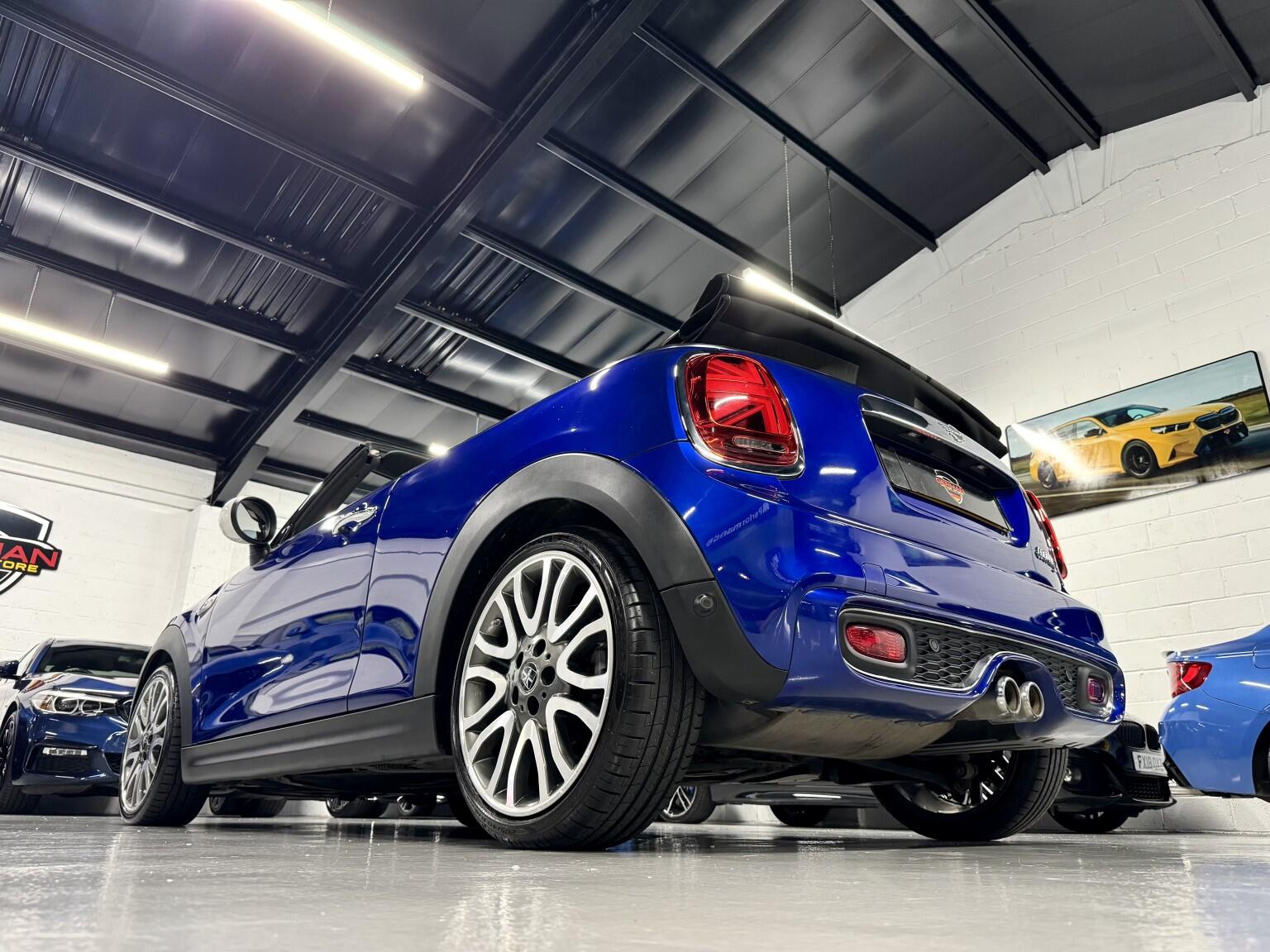 Mini Convertible view 18