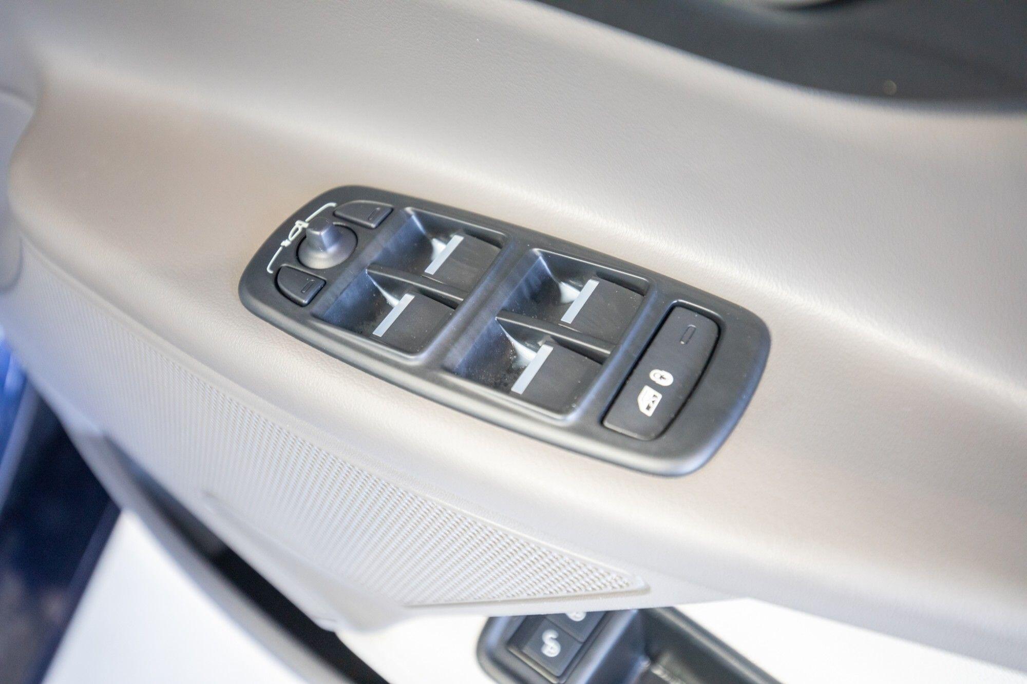 Jaguar Xe view 16