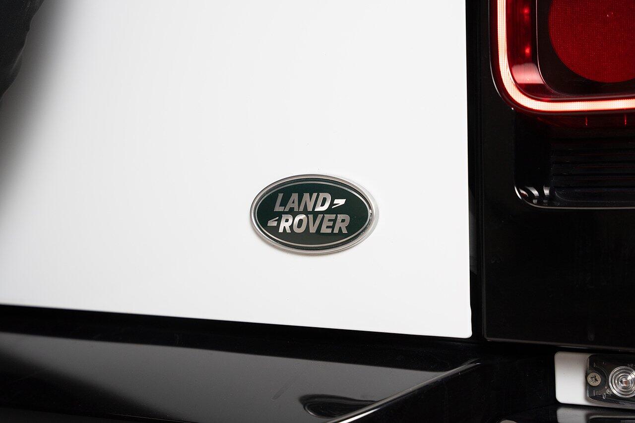 Land Rover Defender 90 view 34