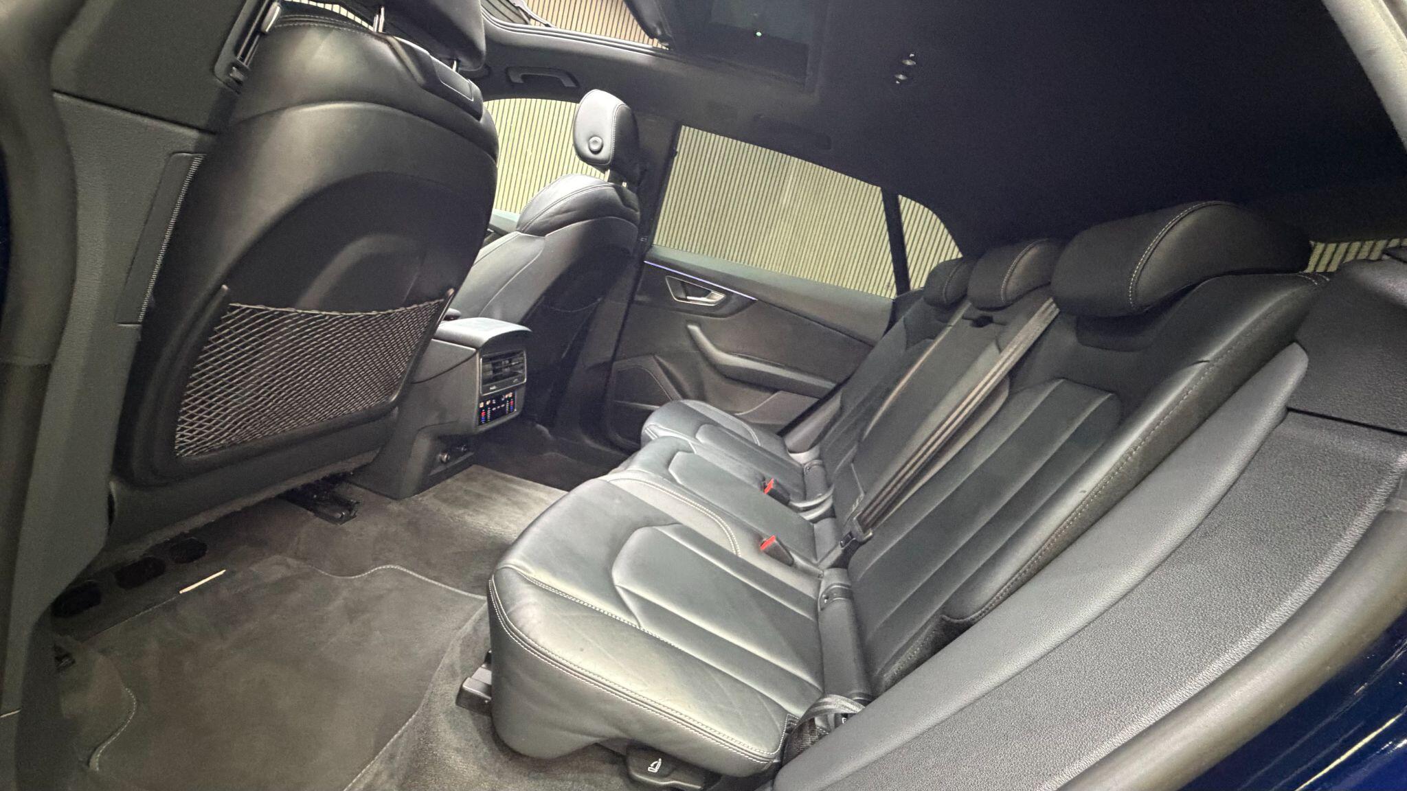 Audi Q8 view 12