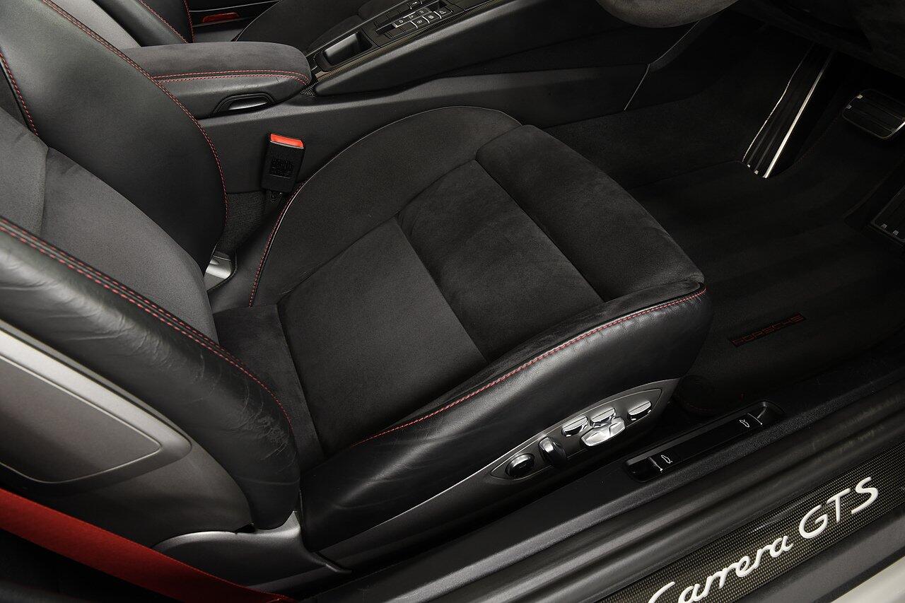 Porsche 911 view 11