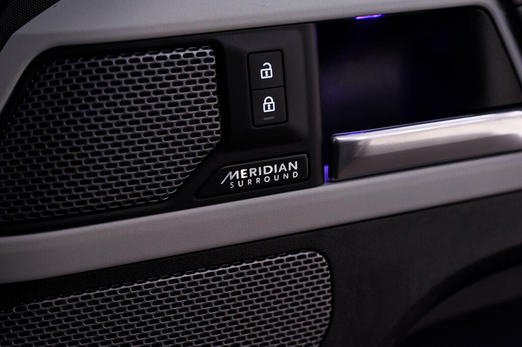 Land Rover Defender view 33