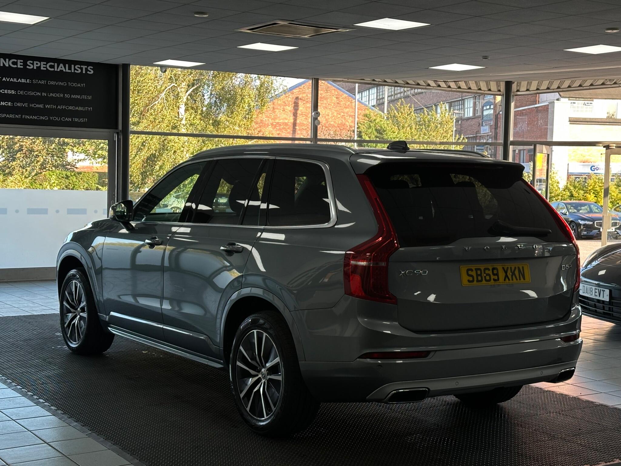 Volvo XC90 view 9