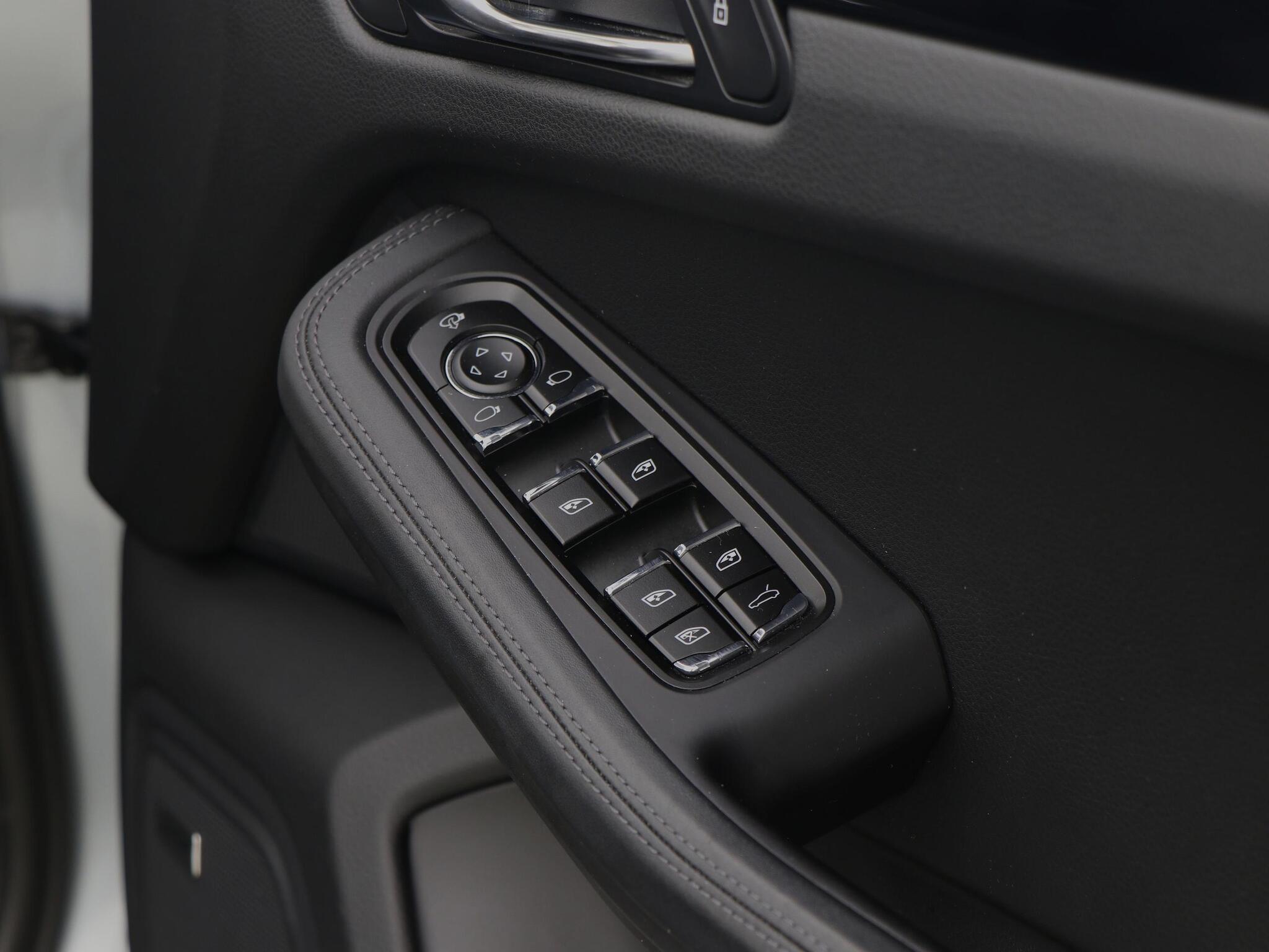 Porsche Macan view 34