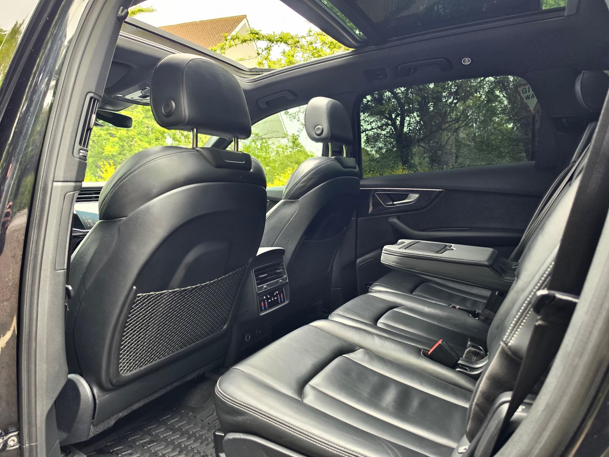 Audi Q7 view 10
