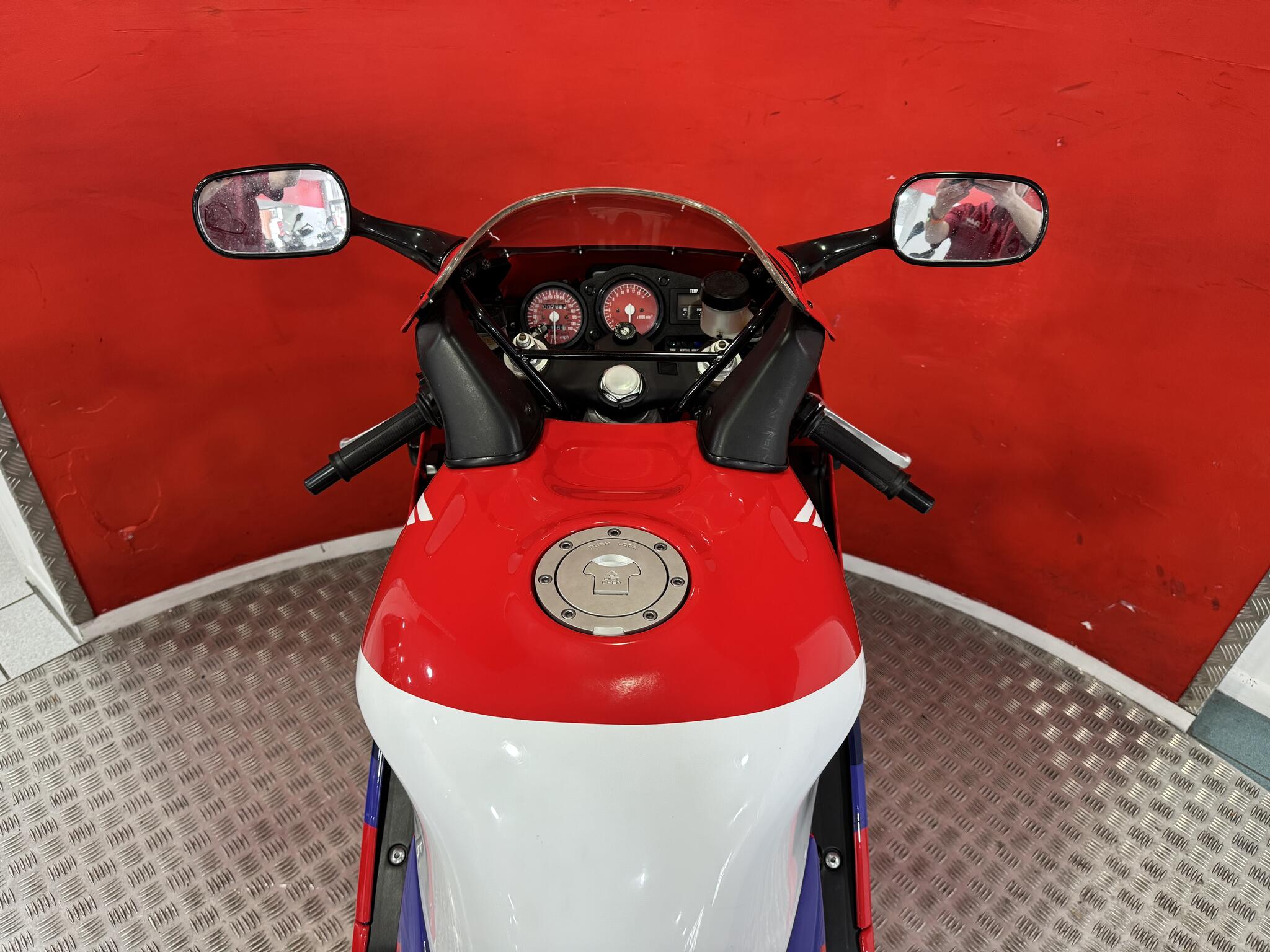 Honda RVF750 view 6