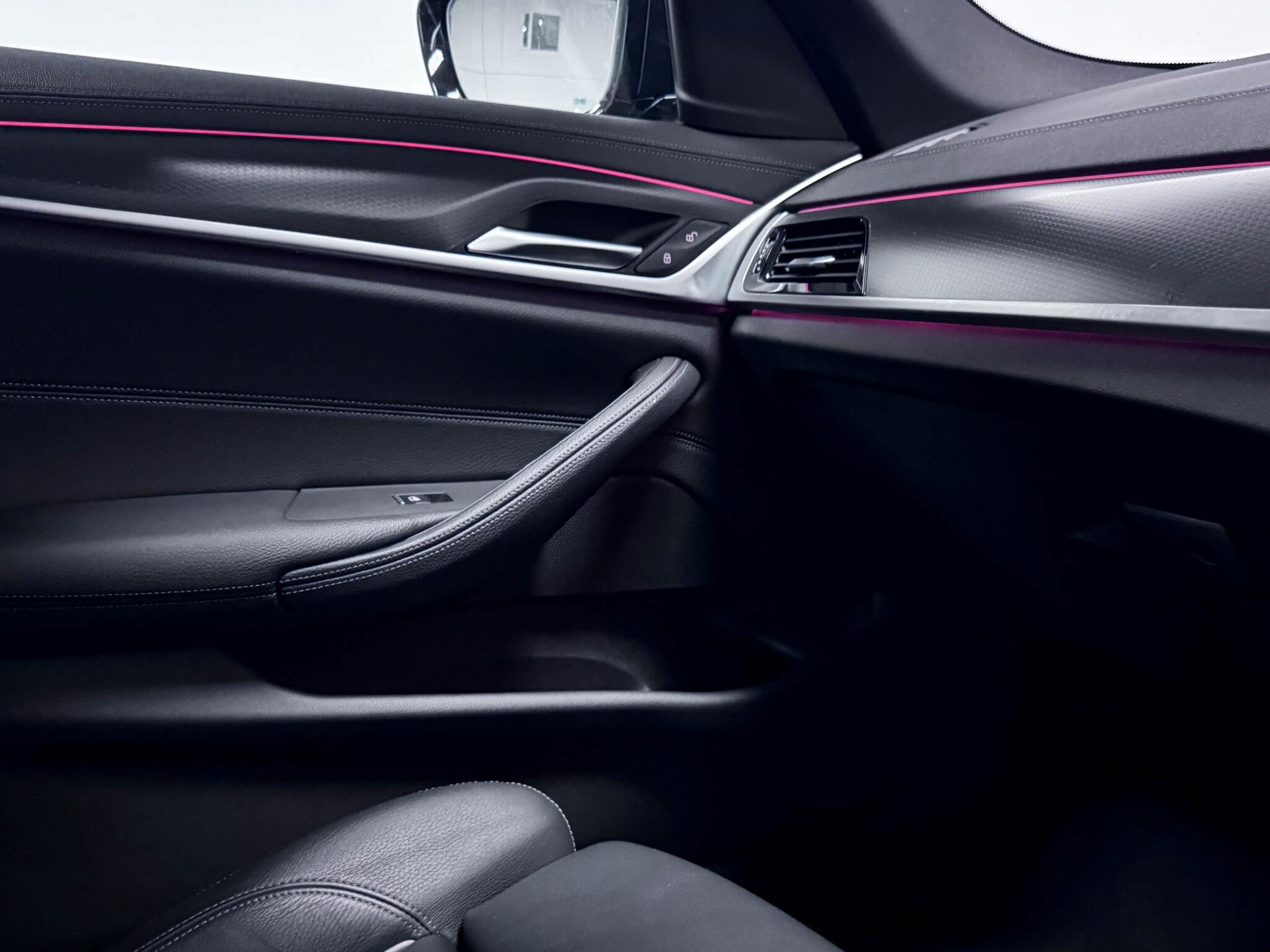 BMW 5 Series view 32