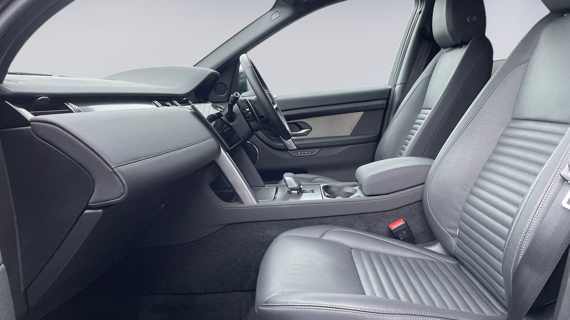 Land Rover Discovery Sport view 3