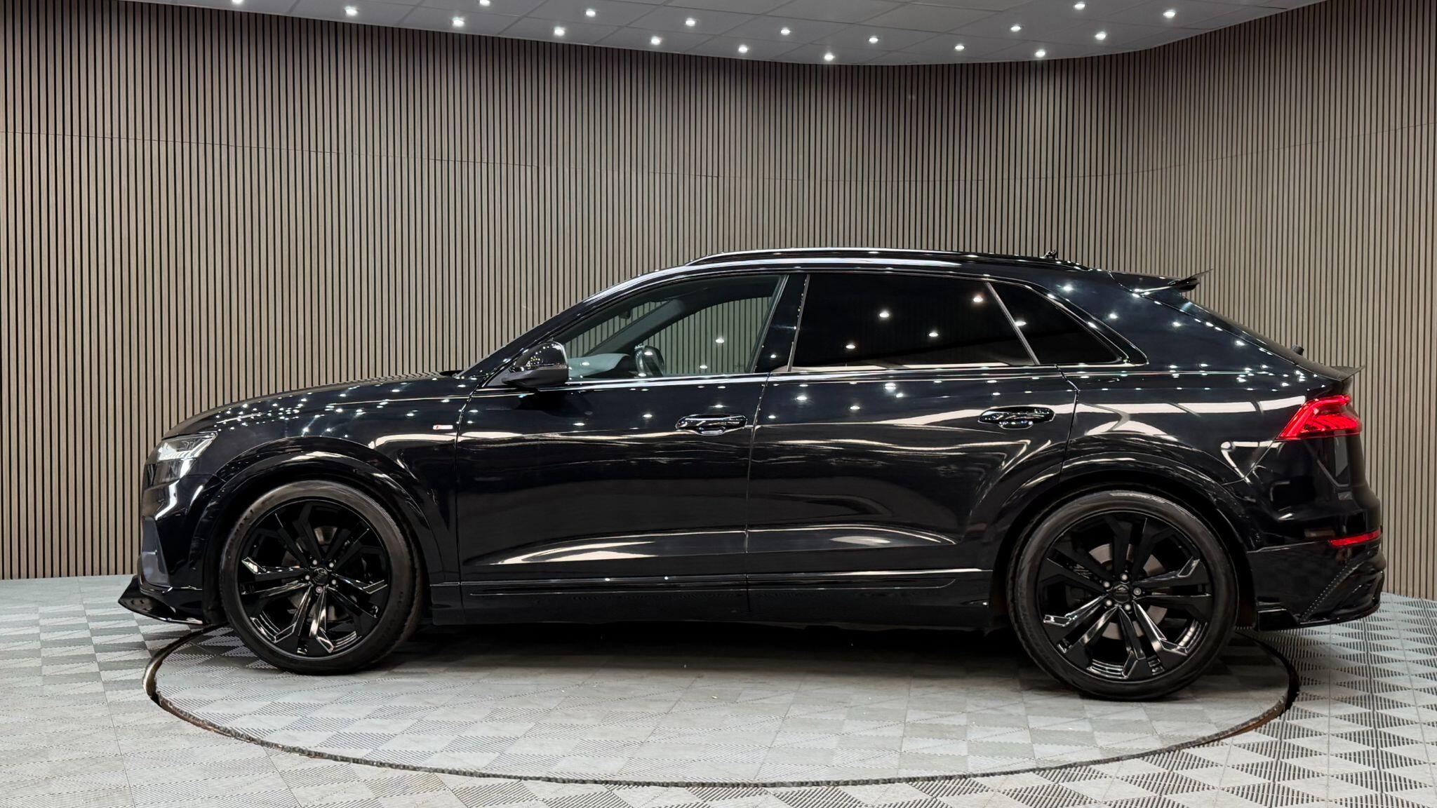 Audi Q8 view 50