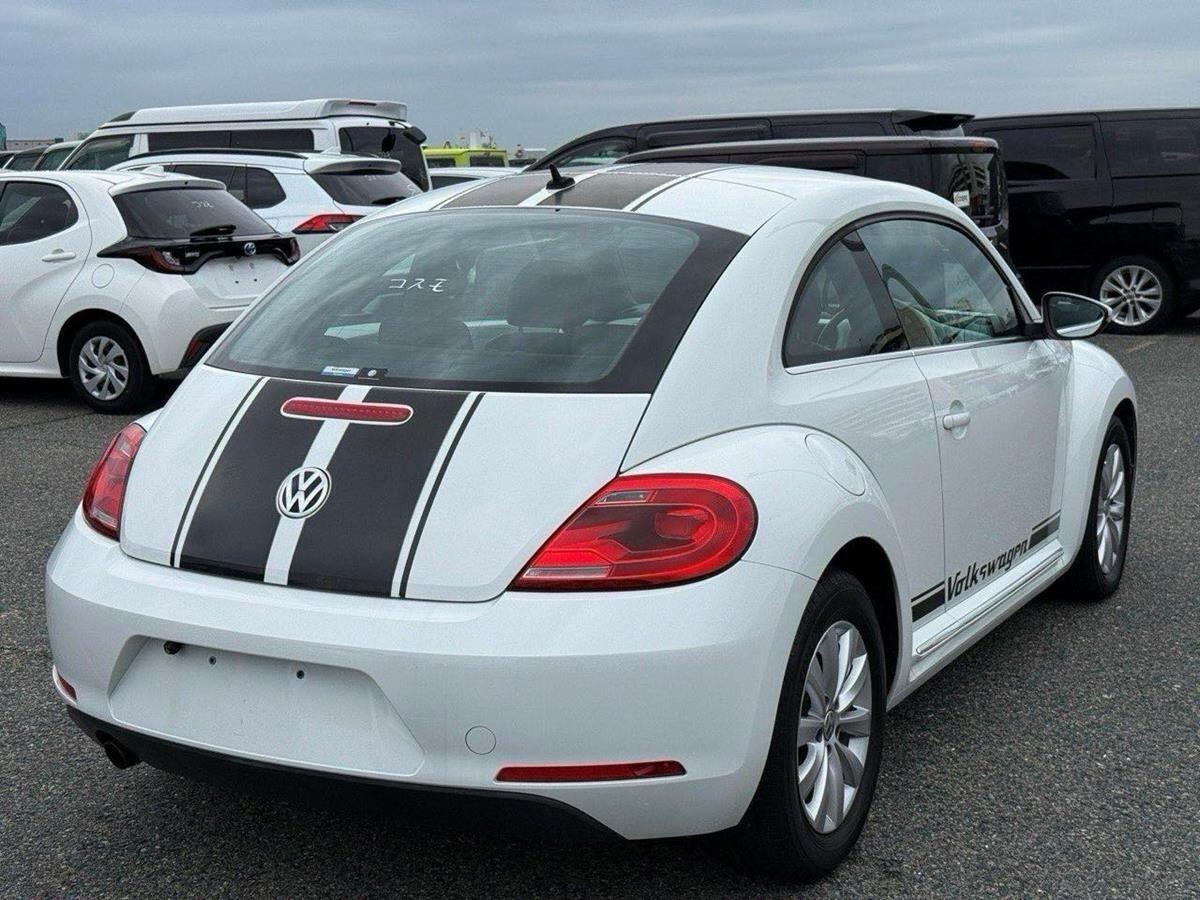 Volkswagen Beetle view 4