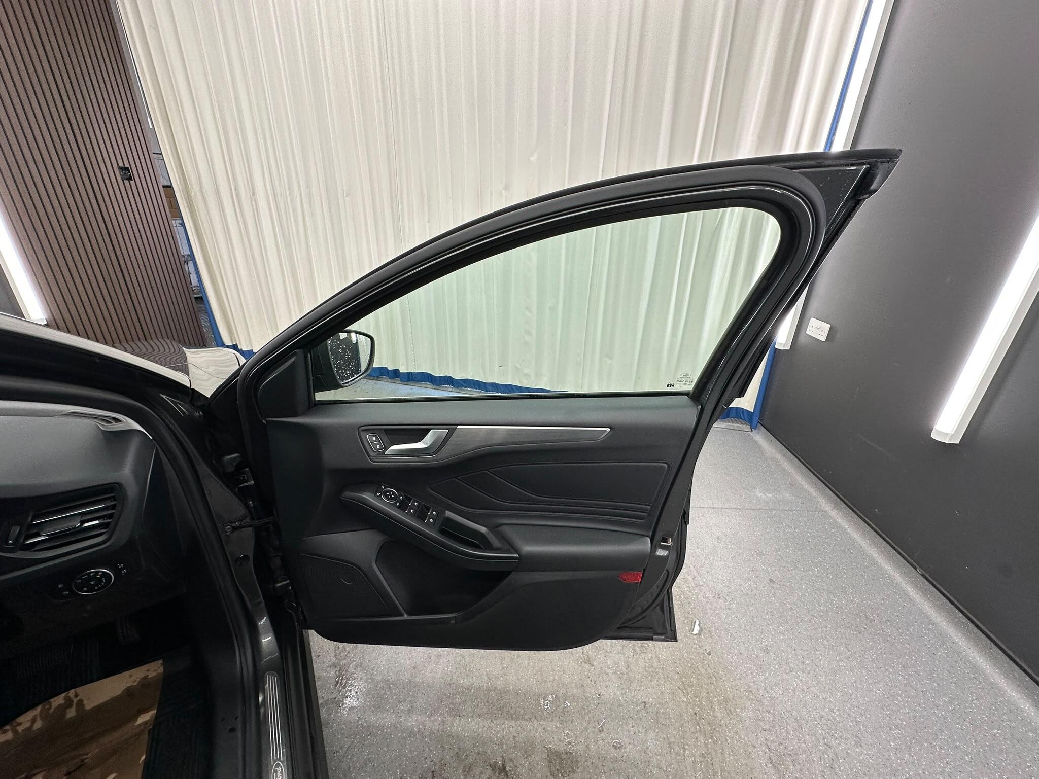 Ford Focus view 12