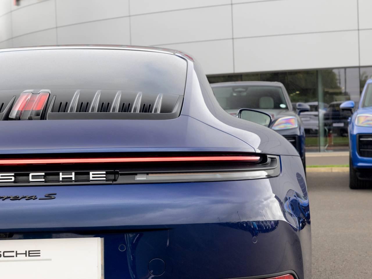 Porsche 911 view 39