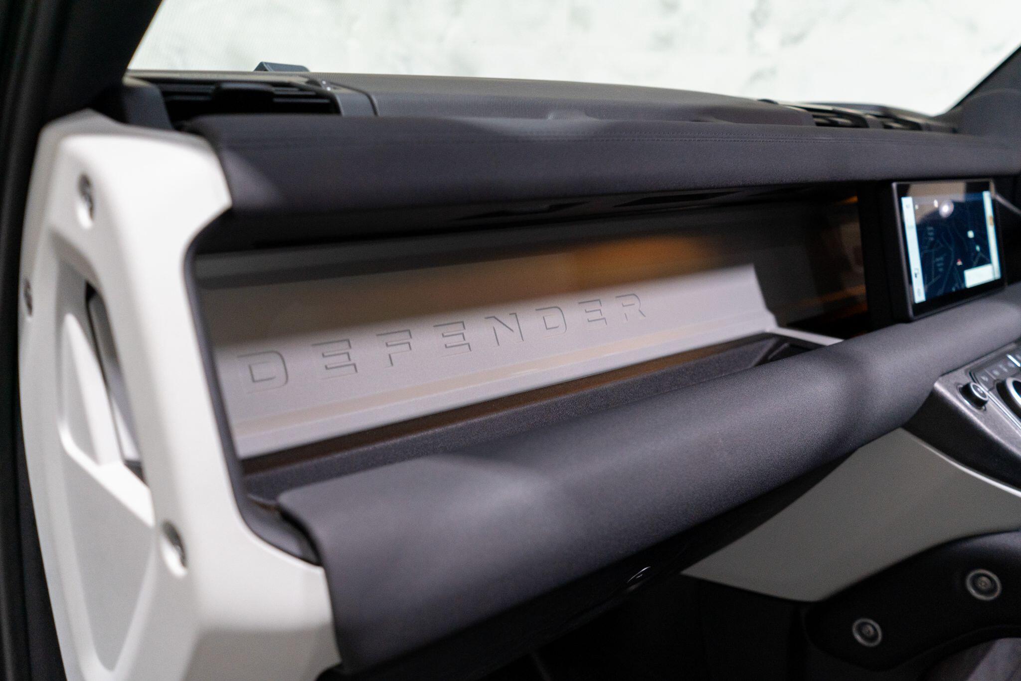 Land Rover Defender view 33