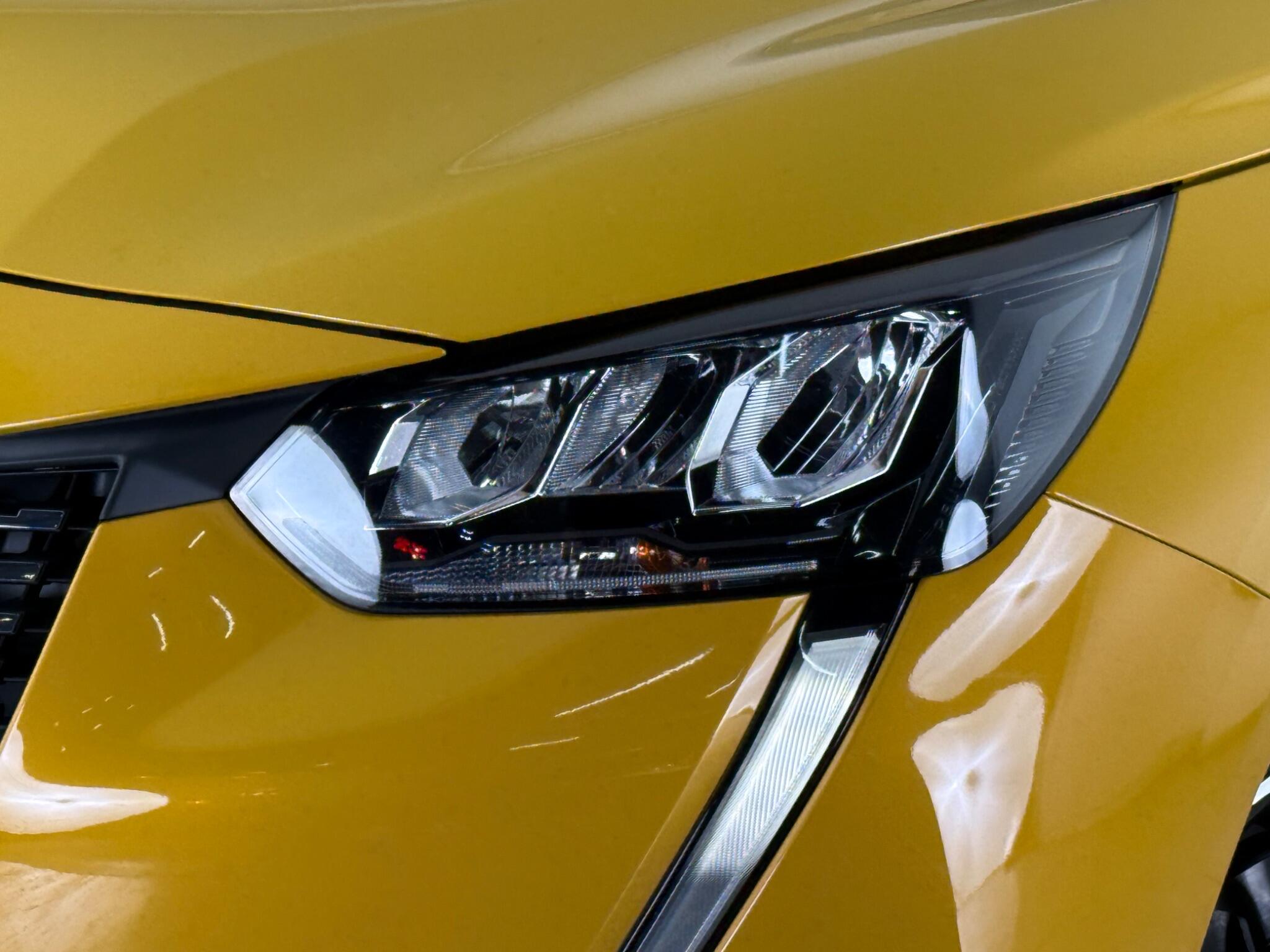 Peugeot 208 view 9
