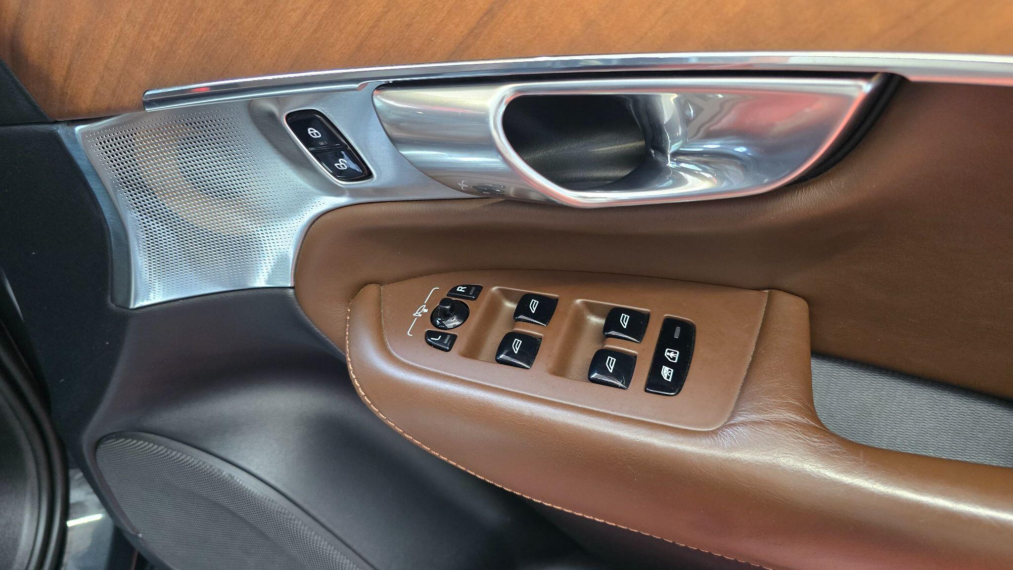 Volvo XC90 view 18