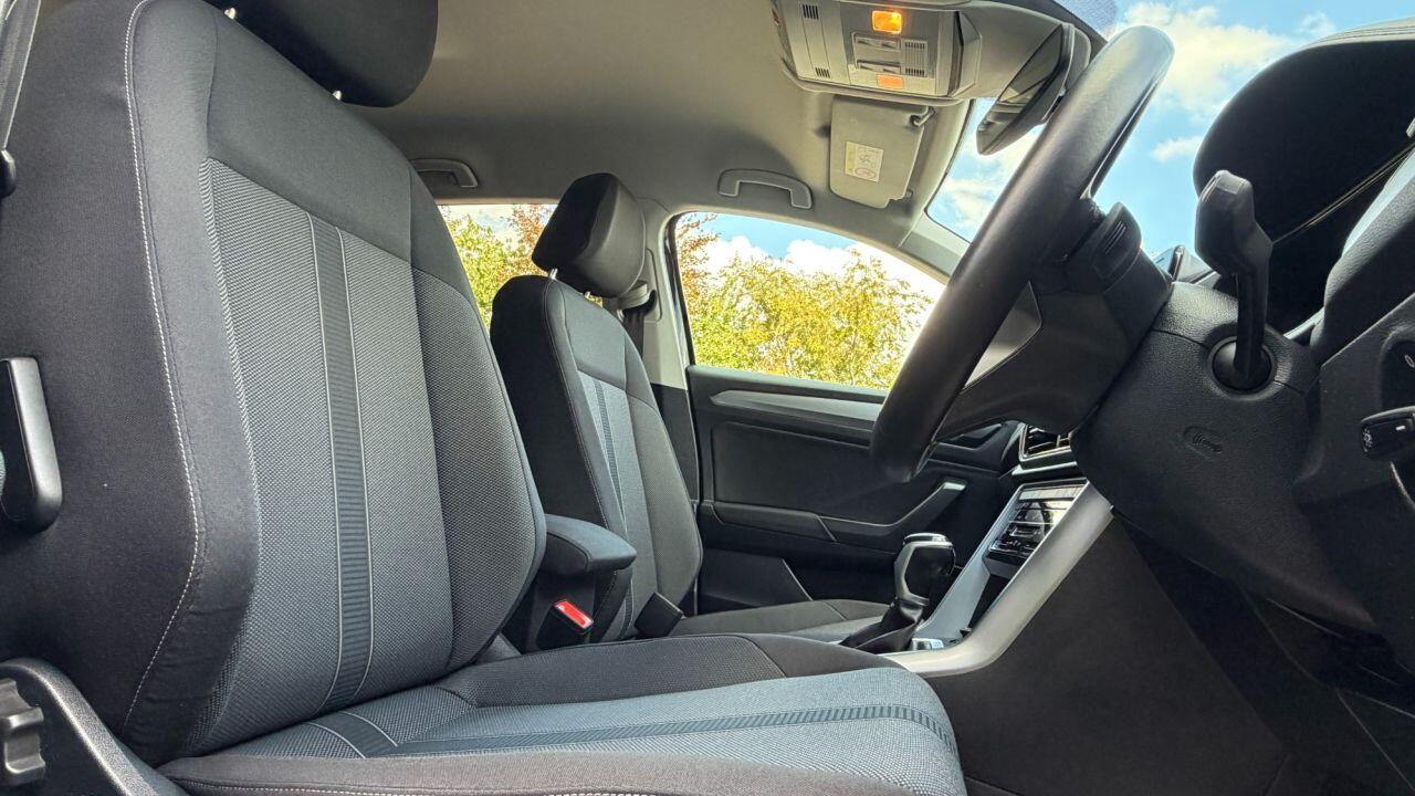 Volkswagen T-Roc view 11