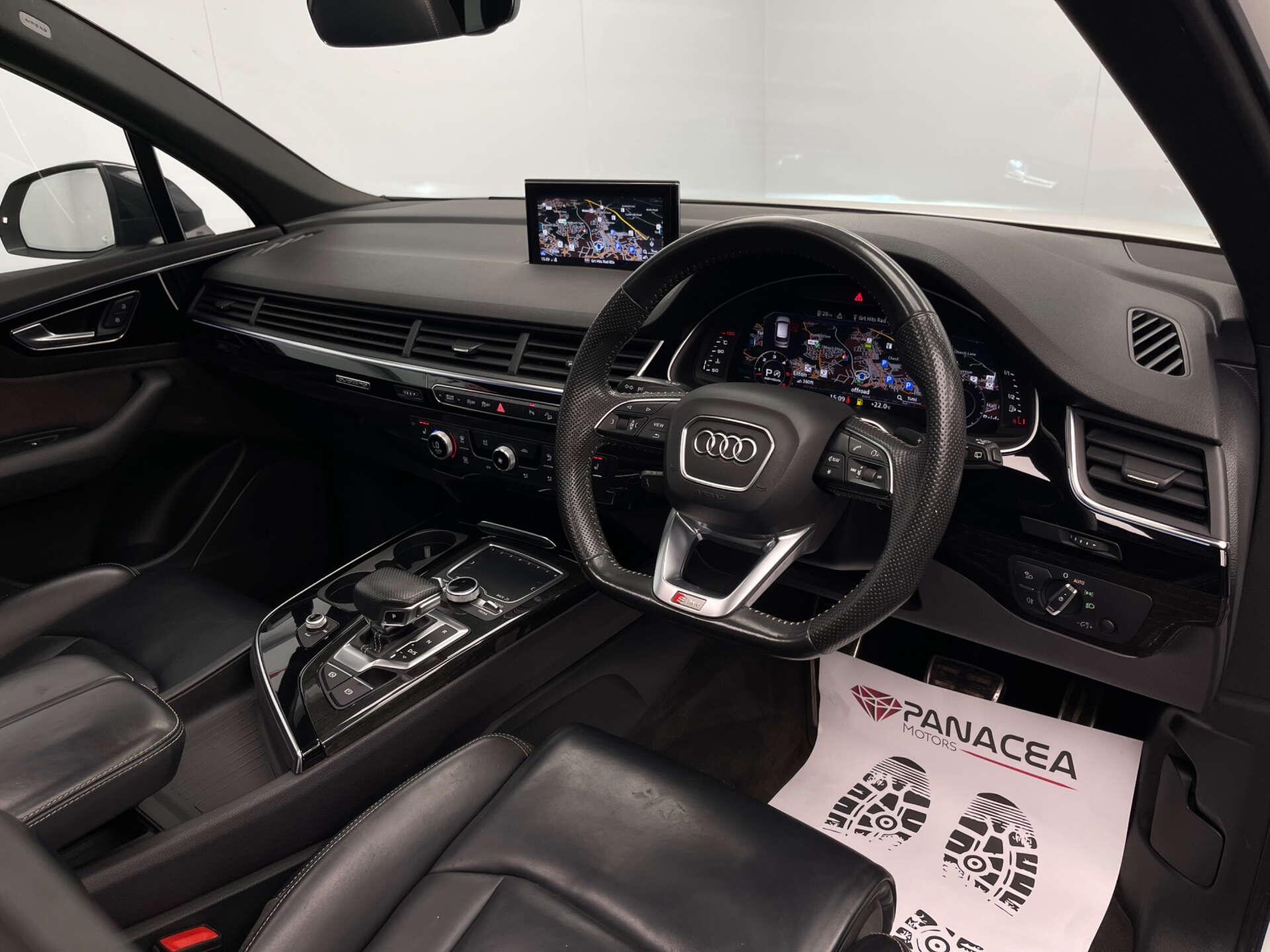 Audi Q7 view 3