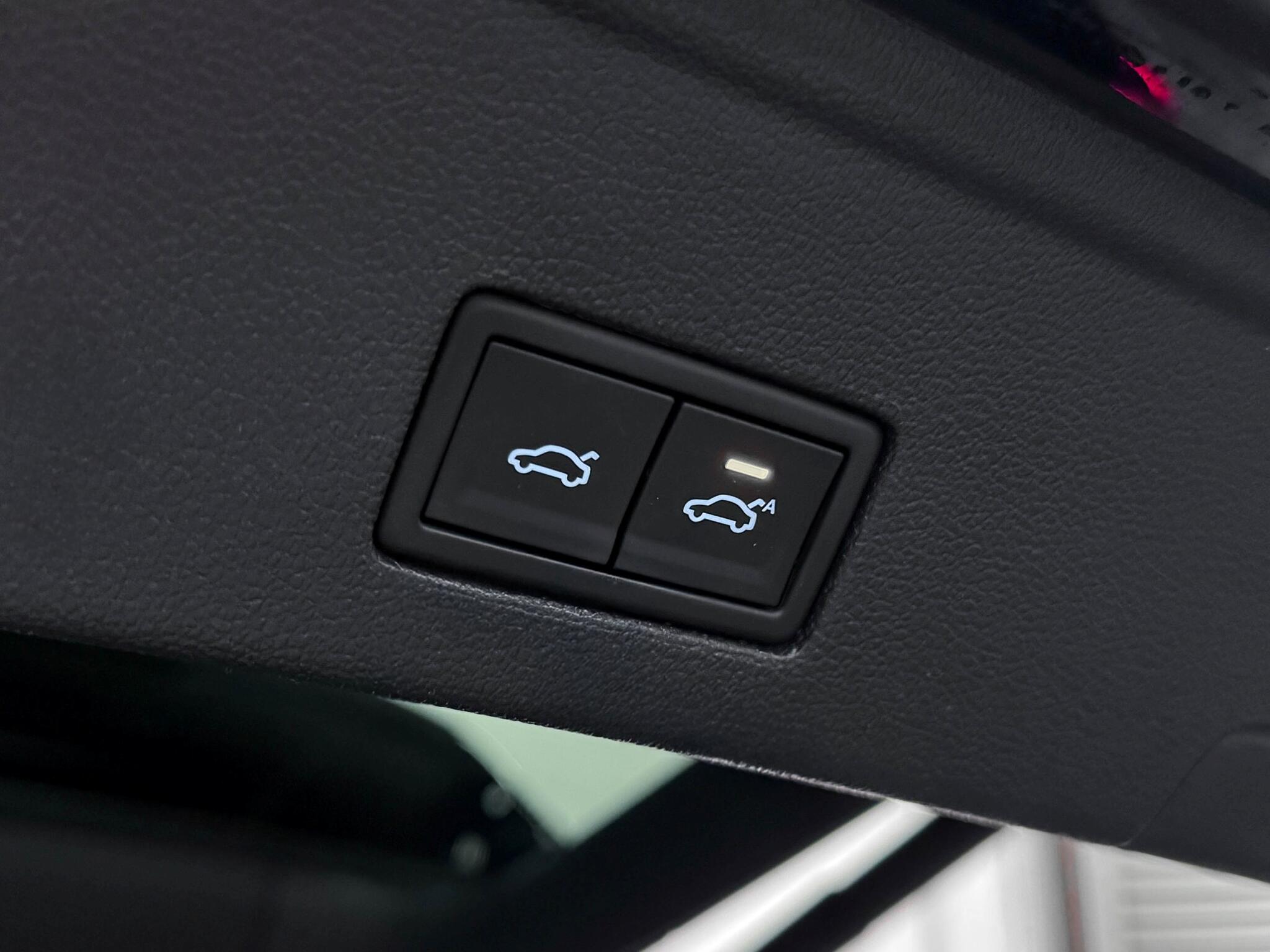 Volkswagen Touareg view 8