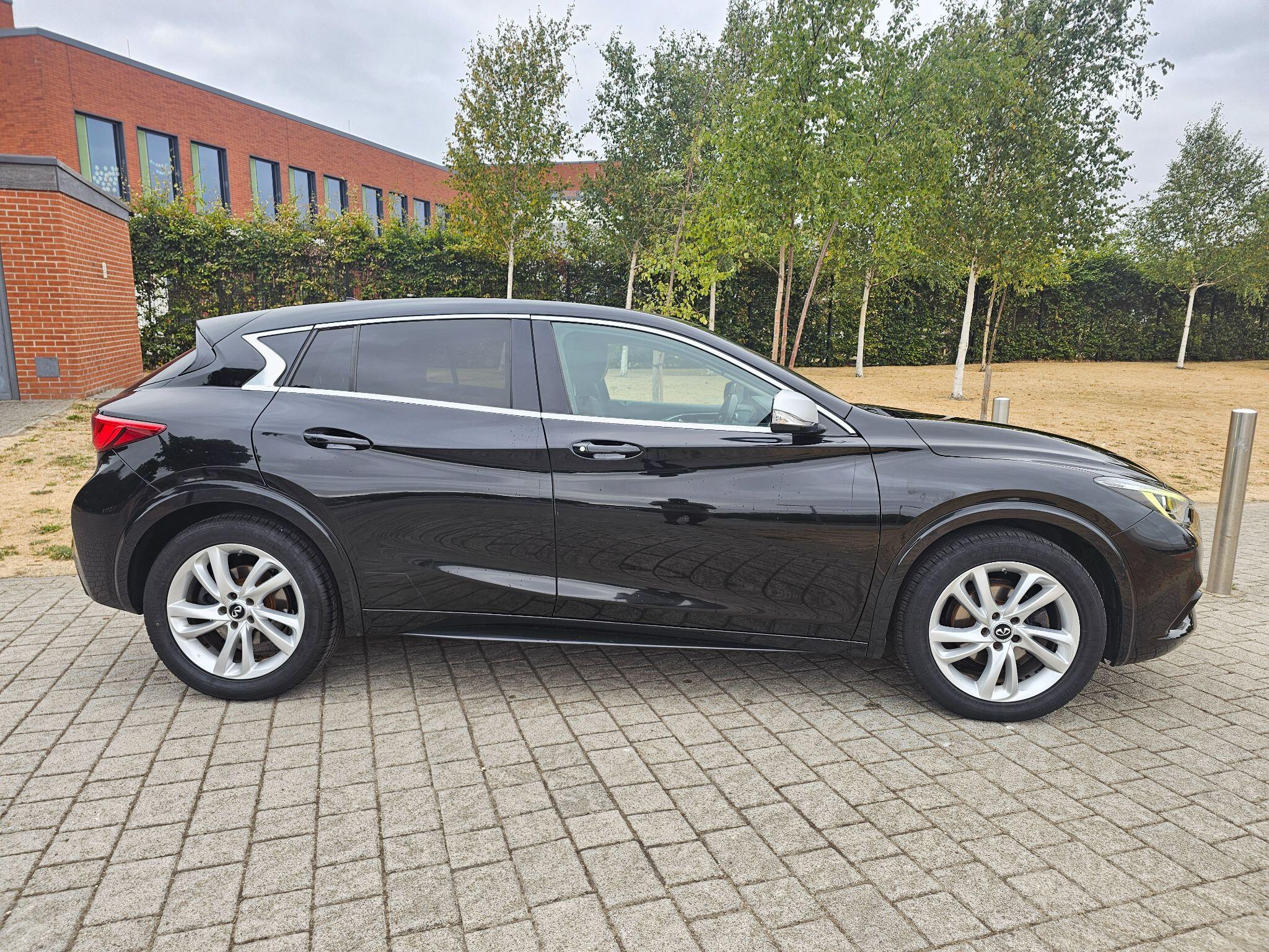 Infiniti Q30 view 7