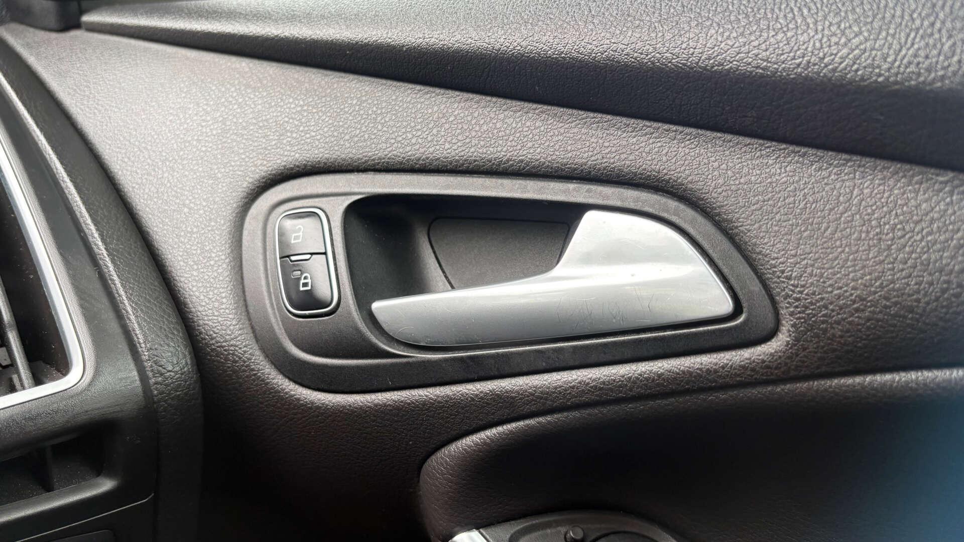 Ford Focus view 26