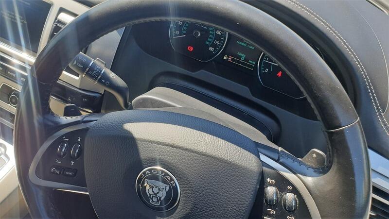 2014 Jaguar XF image 31