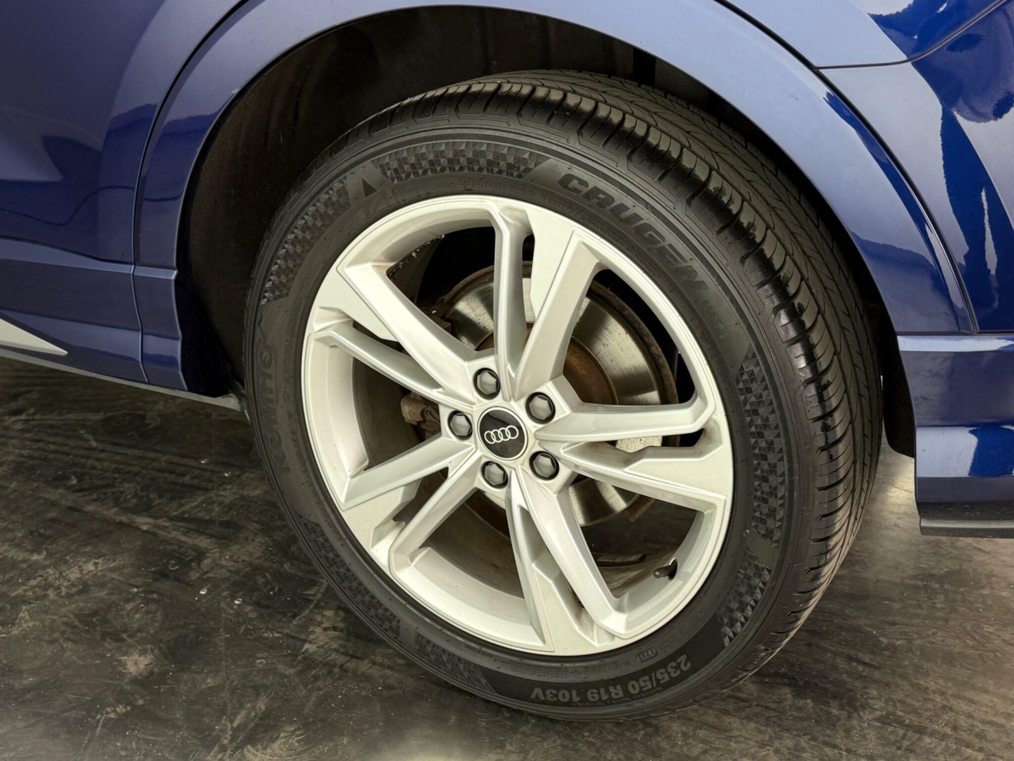 Audi Q3 view 9