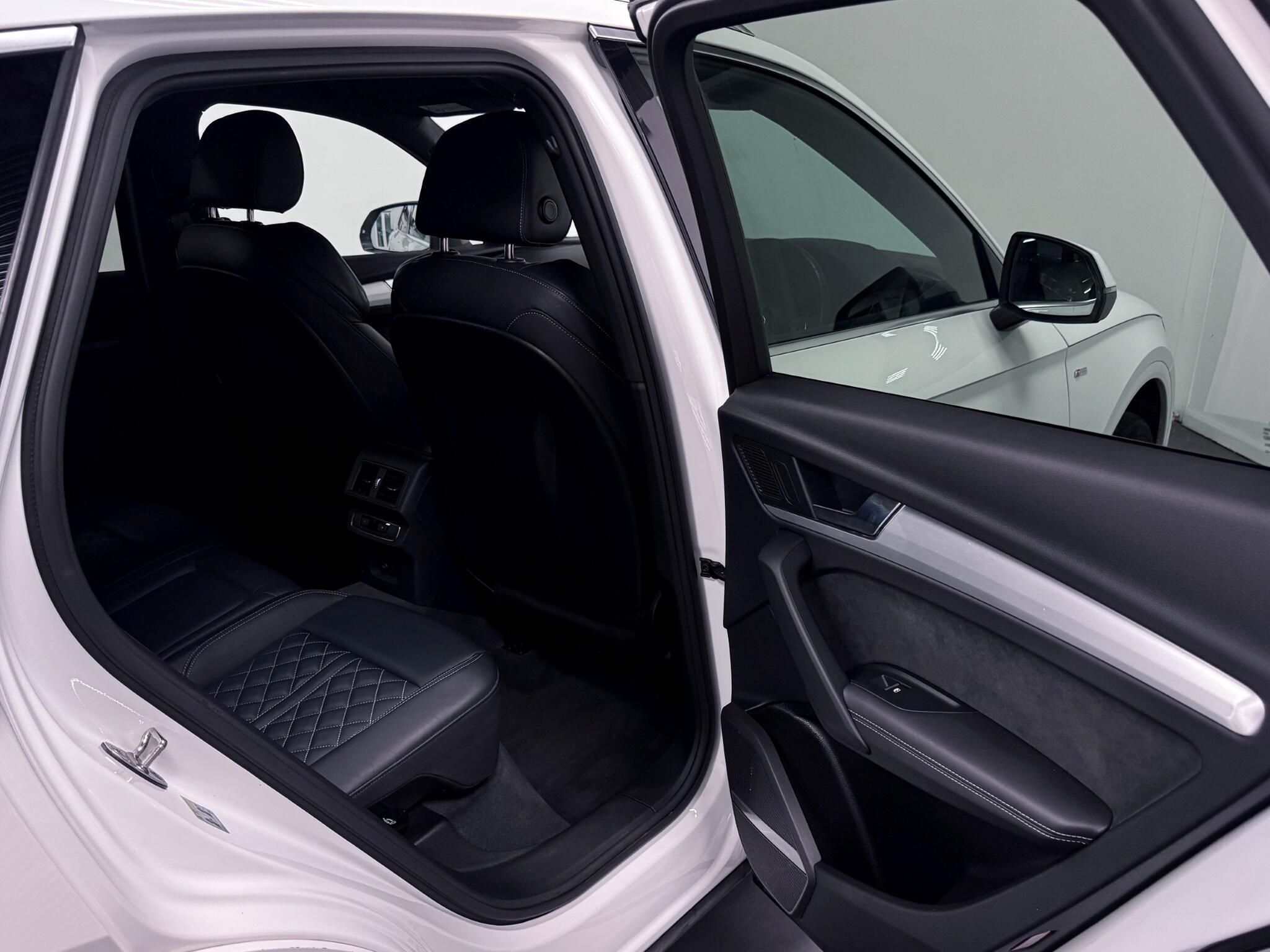 Audi Q5 view 9