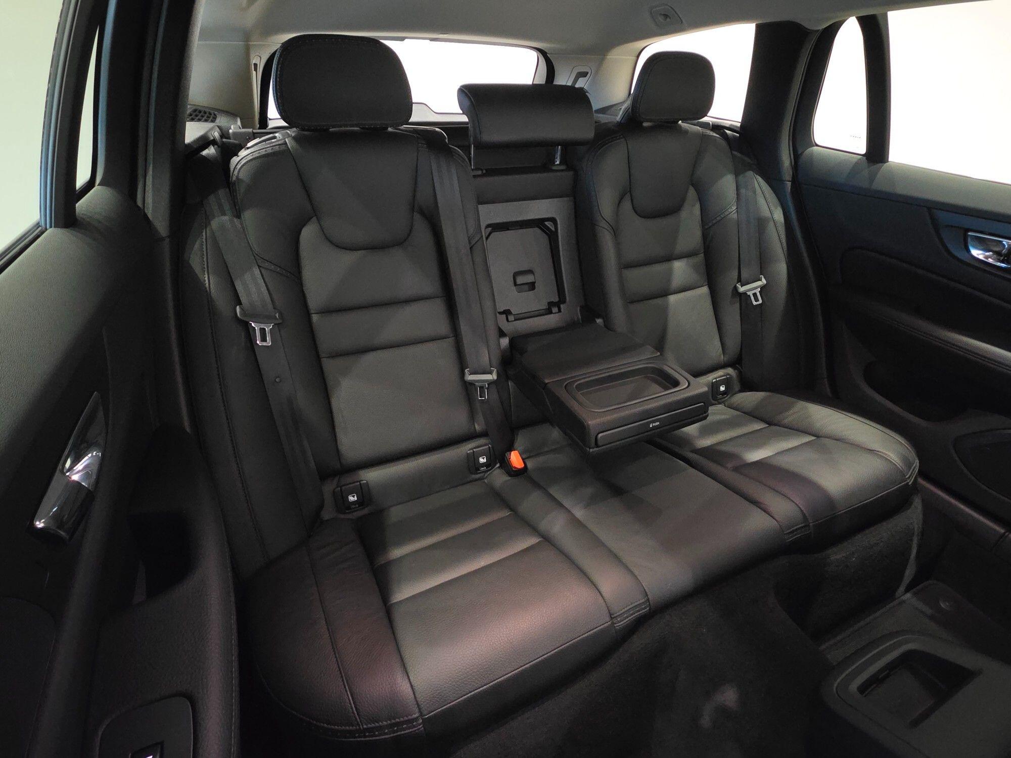 Volvo V60 Cross Country view 17