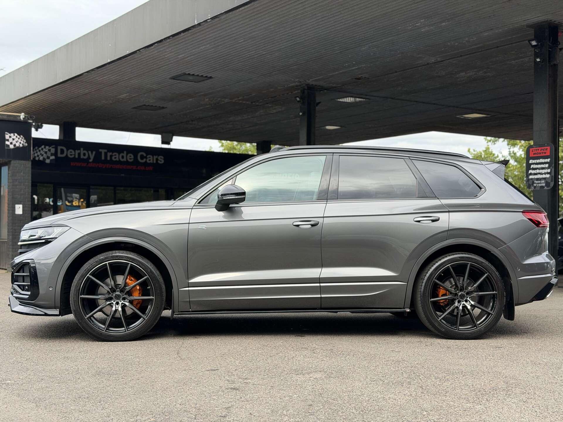 Volkswagen Touareg view 9