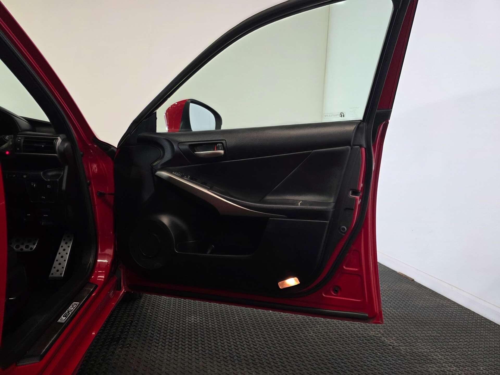 Lexus Is view 13