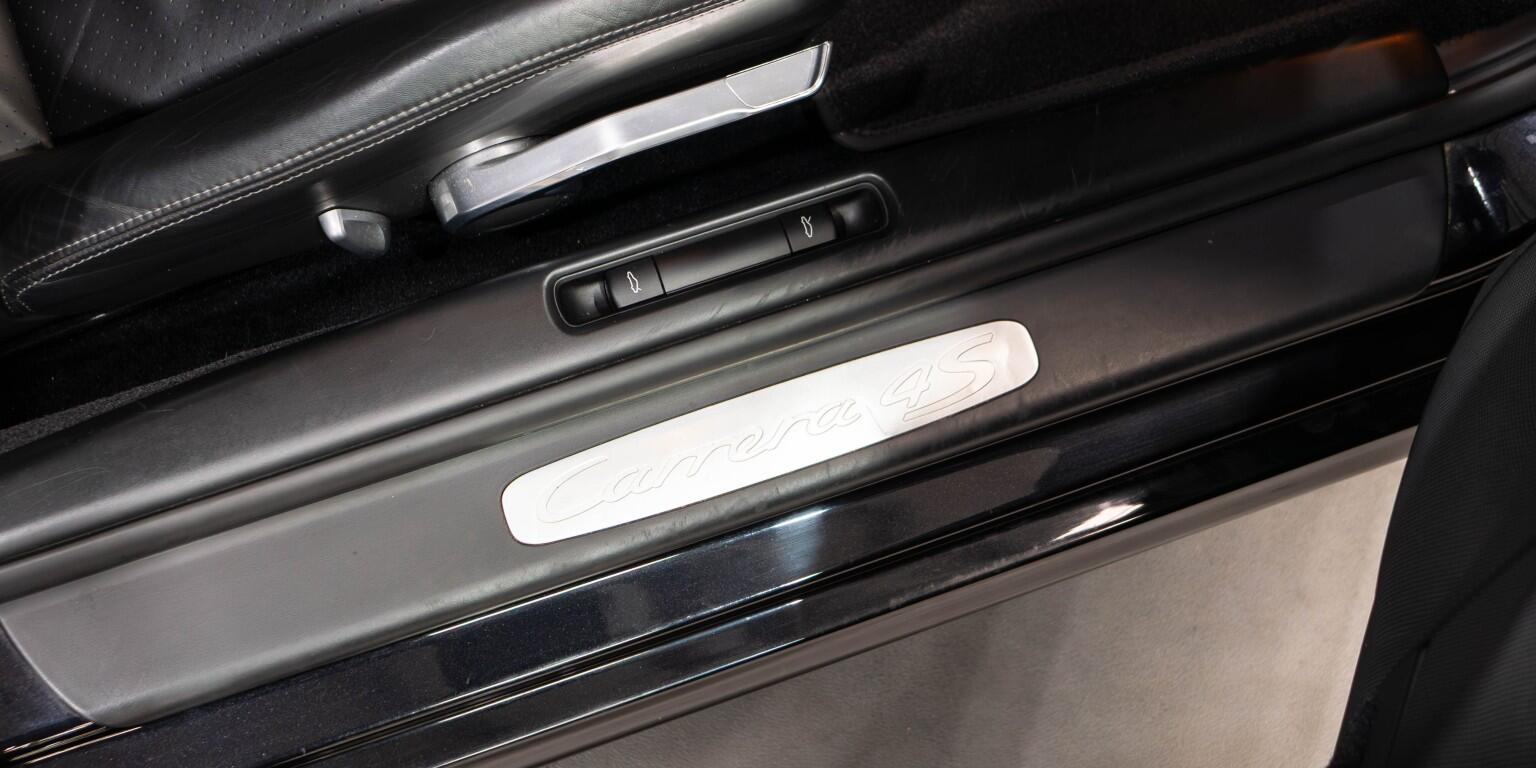 Porsche 911 view 23